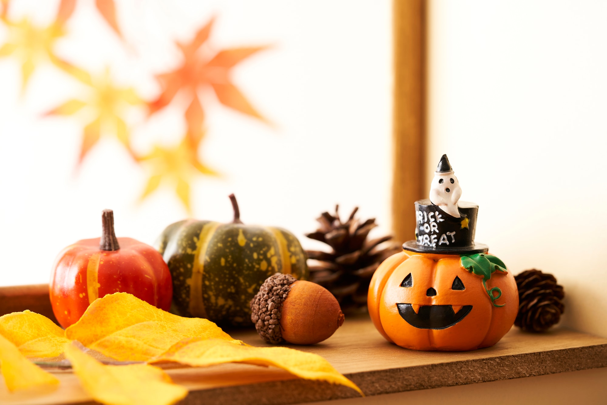 窓辺に置かれたハロウィン装飾のかぼちゃ