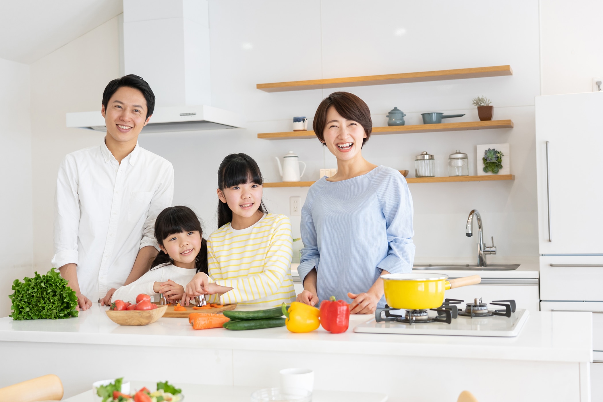 キッチンで笑顔な4人家族