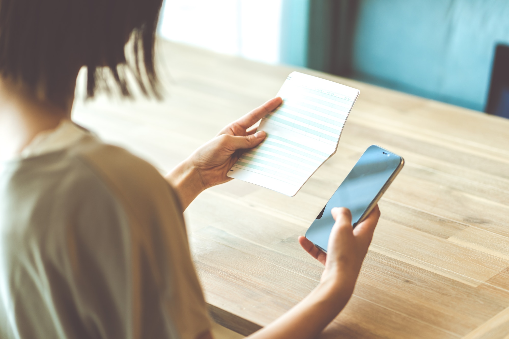 利用明細を確認する女性の手元