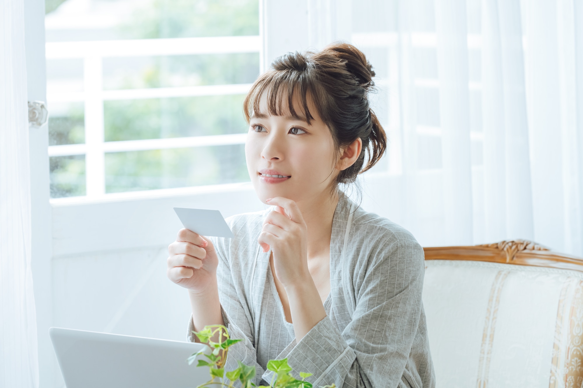 インターネットショッピングでカード決済をする女性