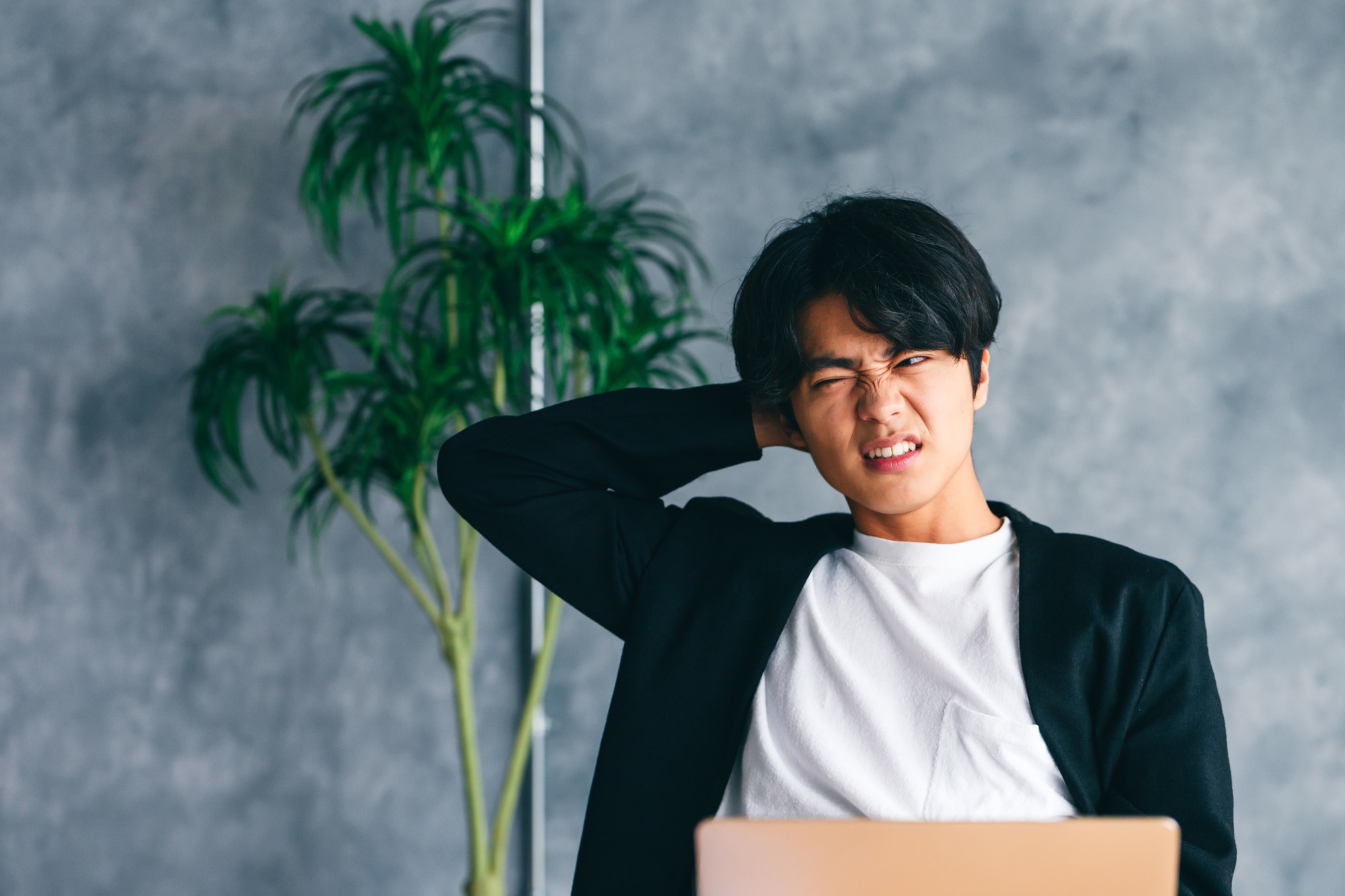 頭を抱える男性