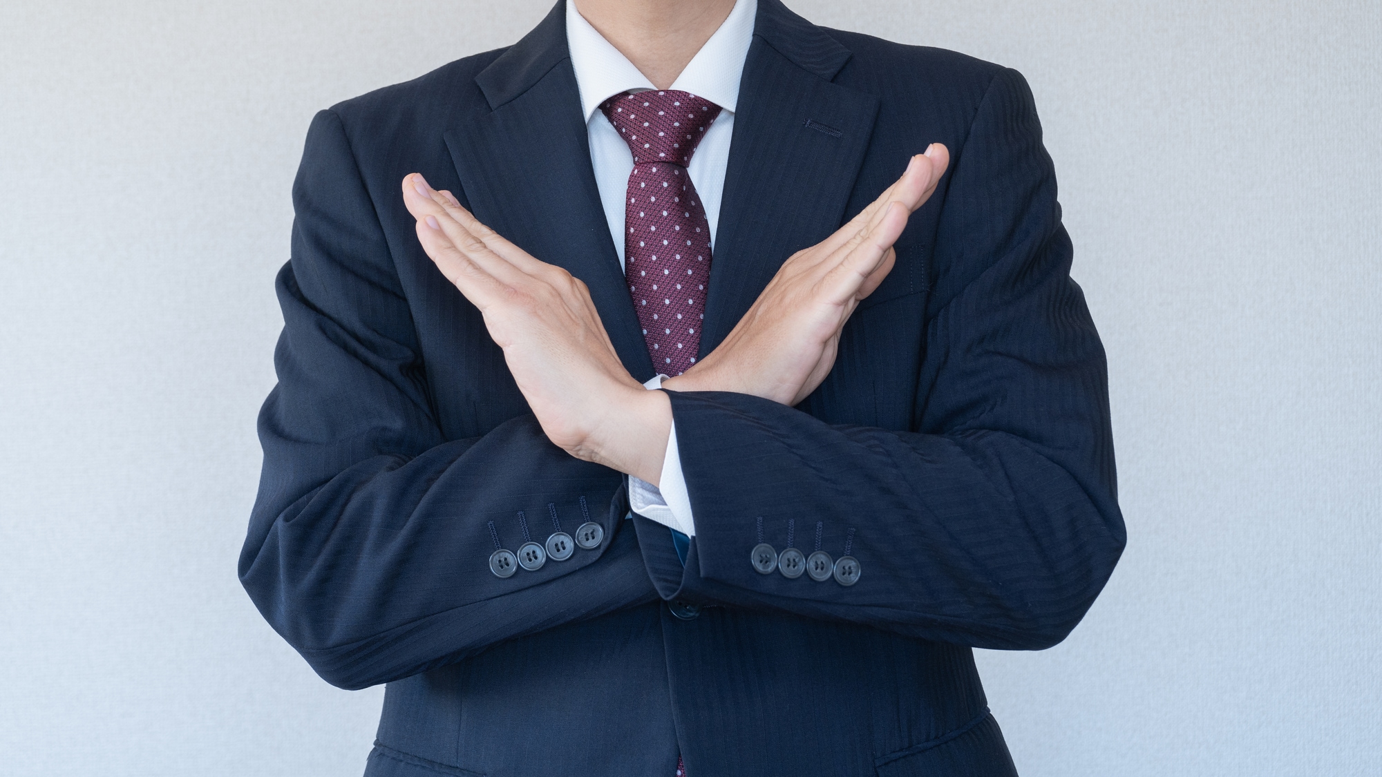 NGとジェスチャーする男性