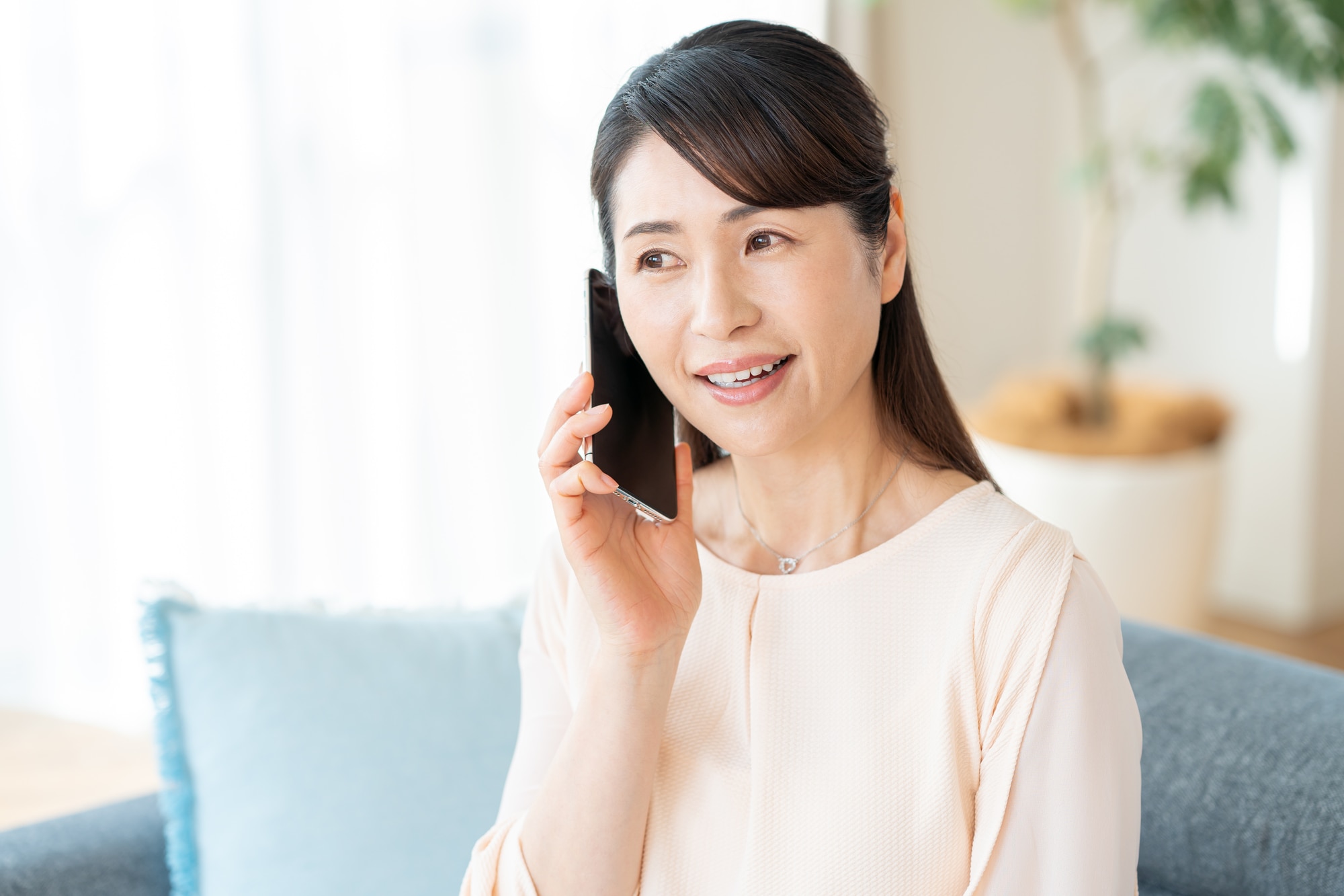 電話をかける女性