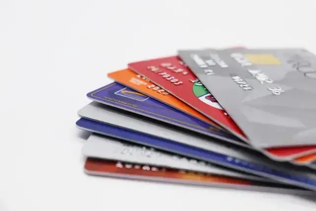 高校生でも作れてクレジットカードの代わりになるデビットカードとは？