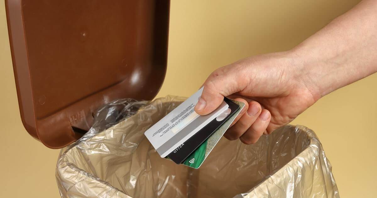 クレジットカードをそのまま捨てるのは危険！処分すべきカードや正しい
