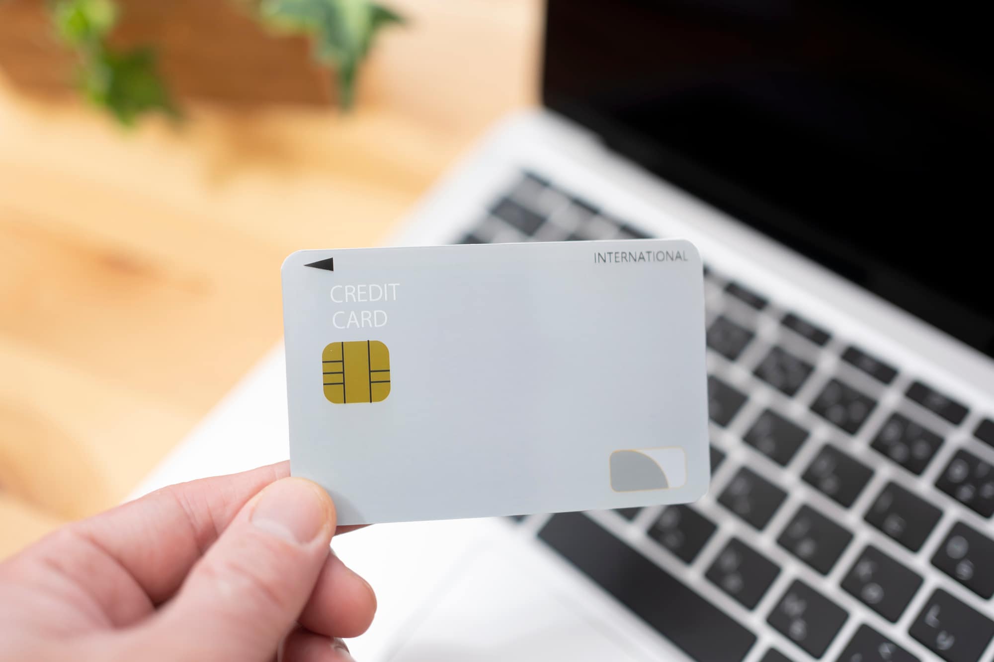ノートパソコンとクレジットカード