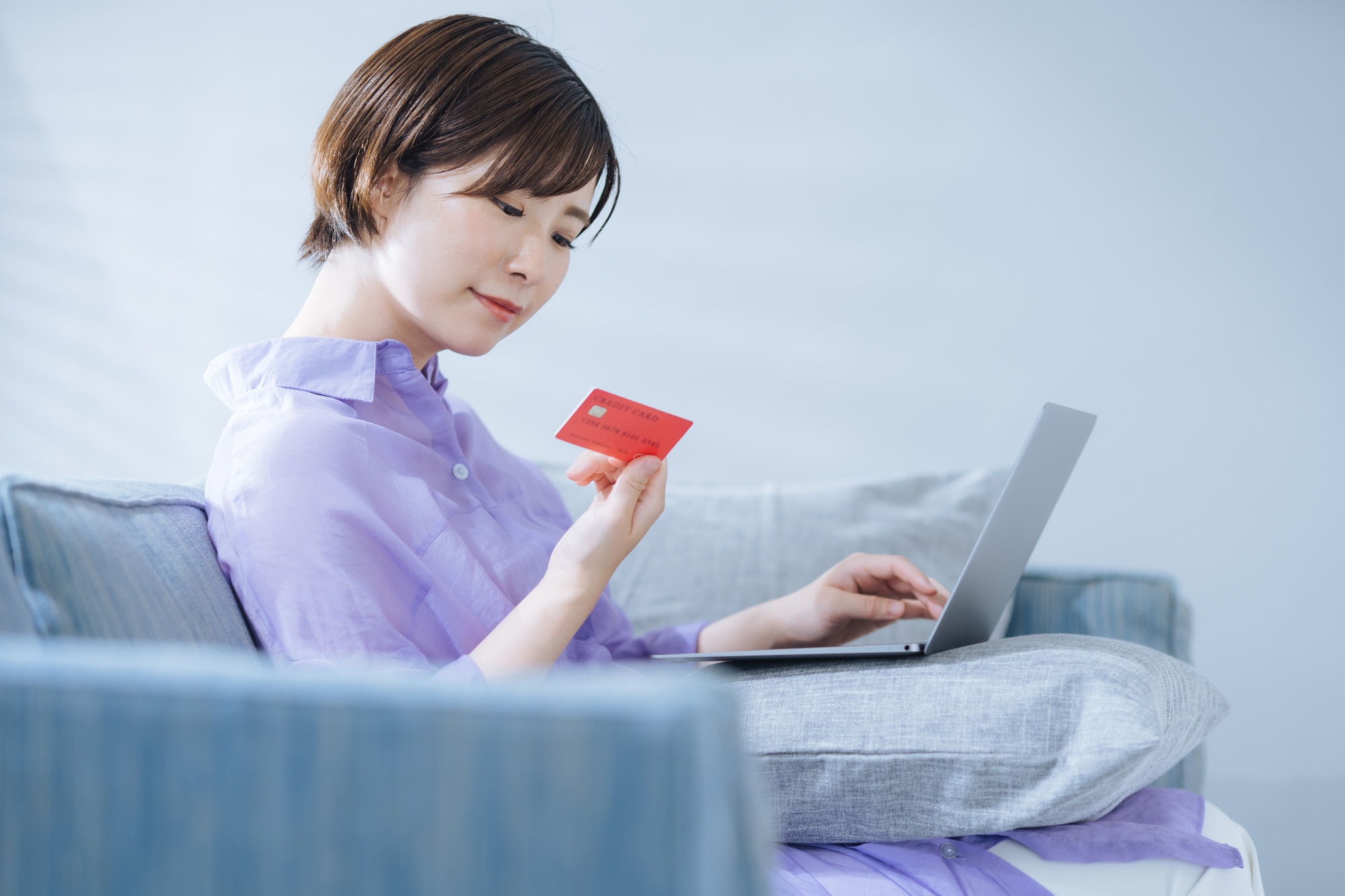 クレジットカードの裏面を確認する女性