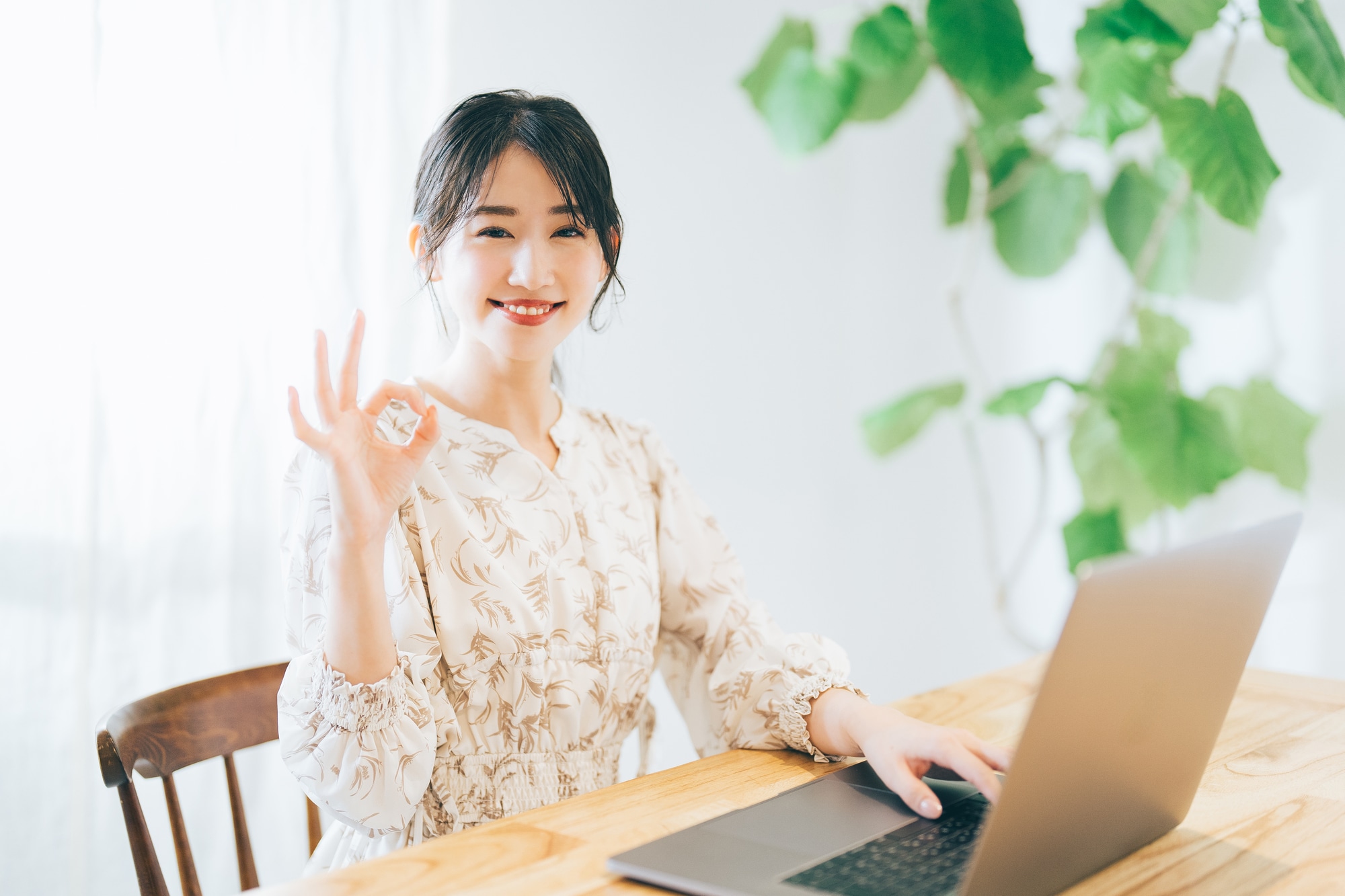 OKサインをする女性