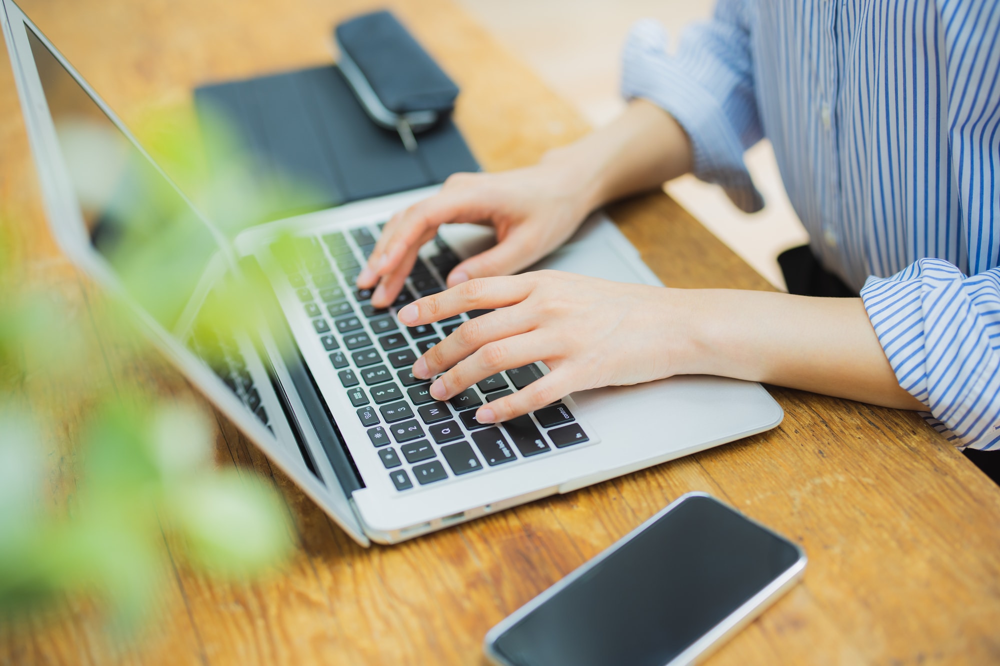 PCを操作している手元