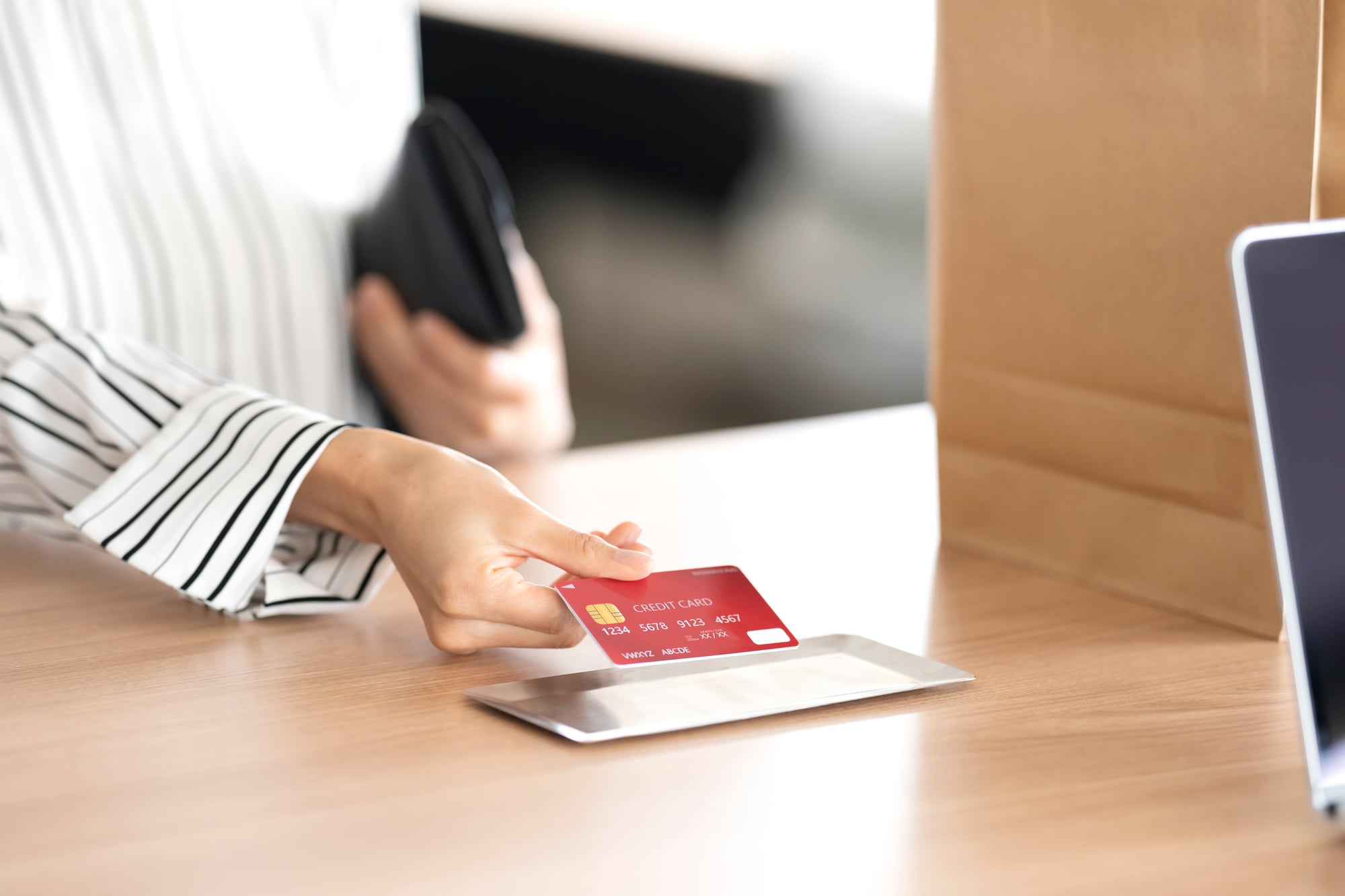 会計でクレジットカードを出す手元