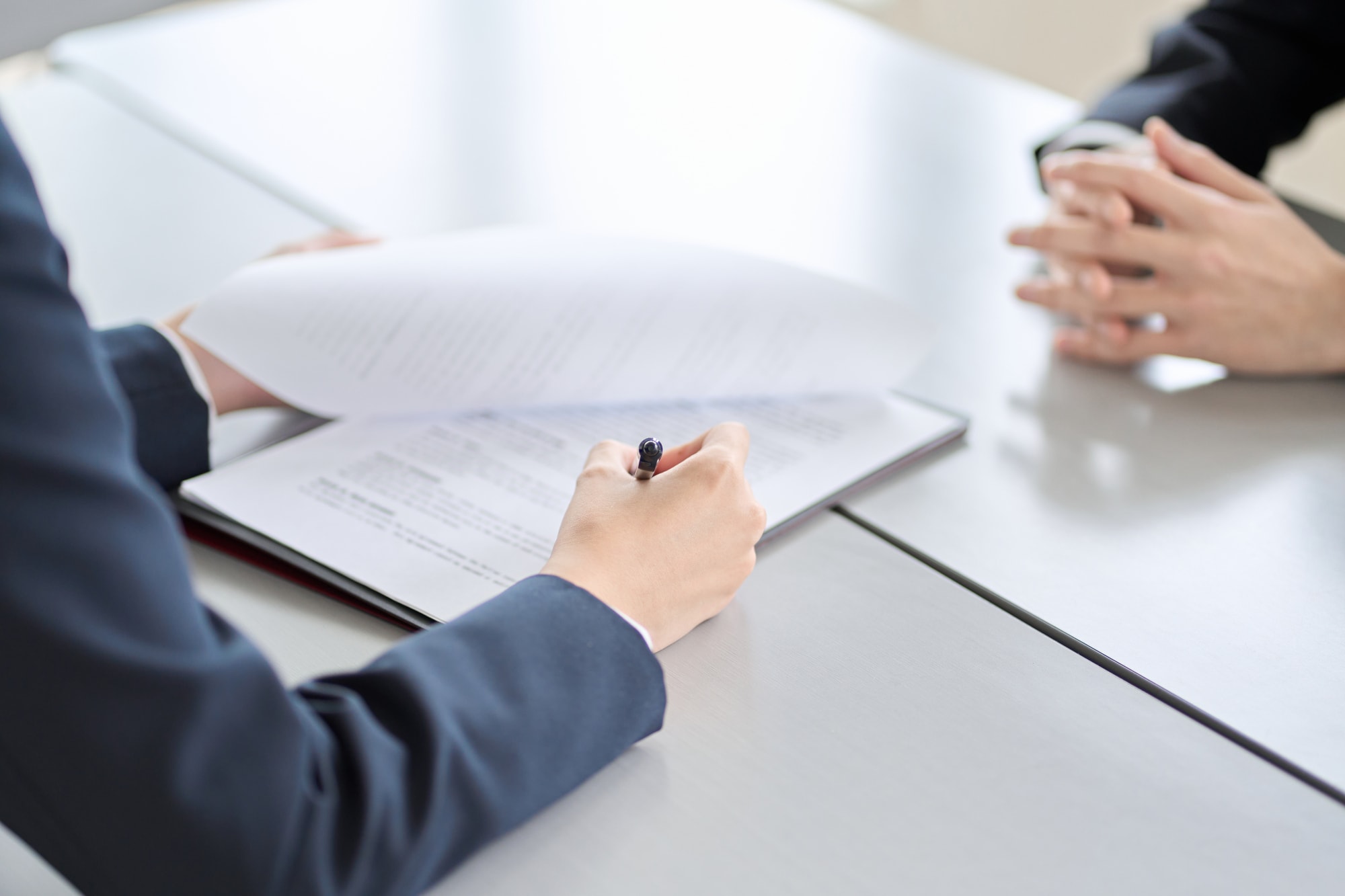 資料を見ながら面談している様子