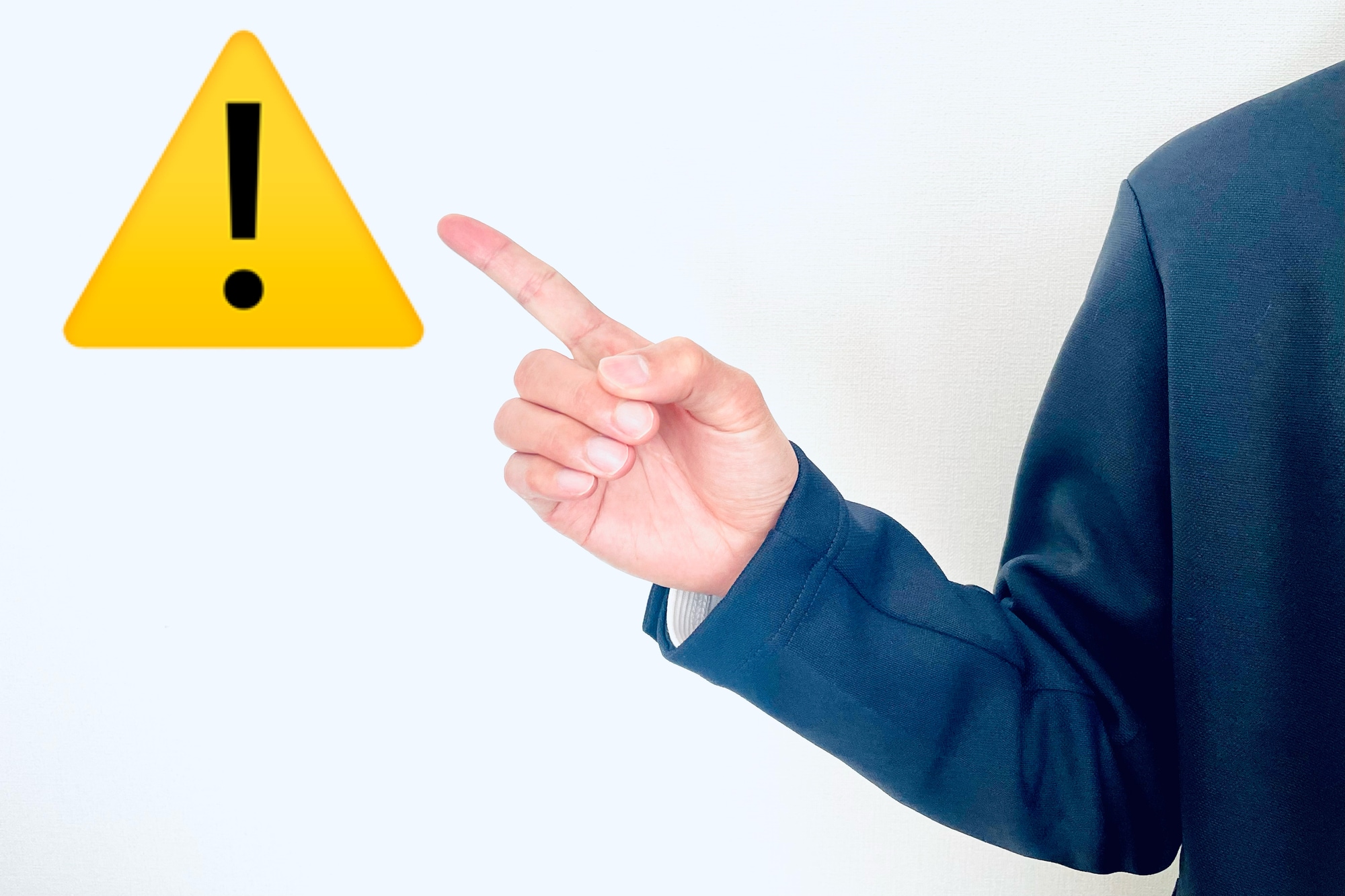注意マークを指さすビジネスヒューマン