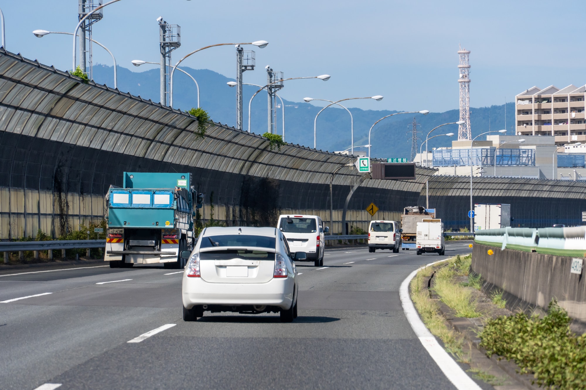 高速道路を走行する車