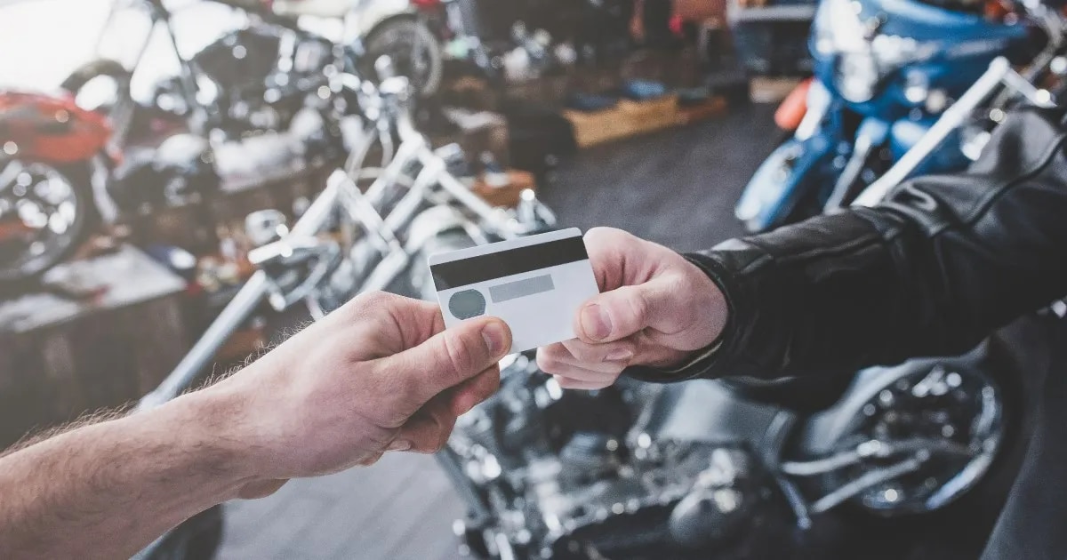 バイクはクレジットカードで購入できる？カード払いのメリットや注意点 