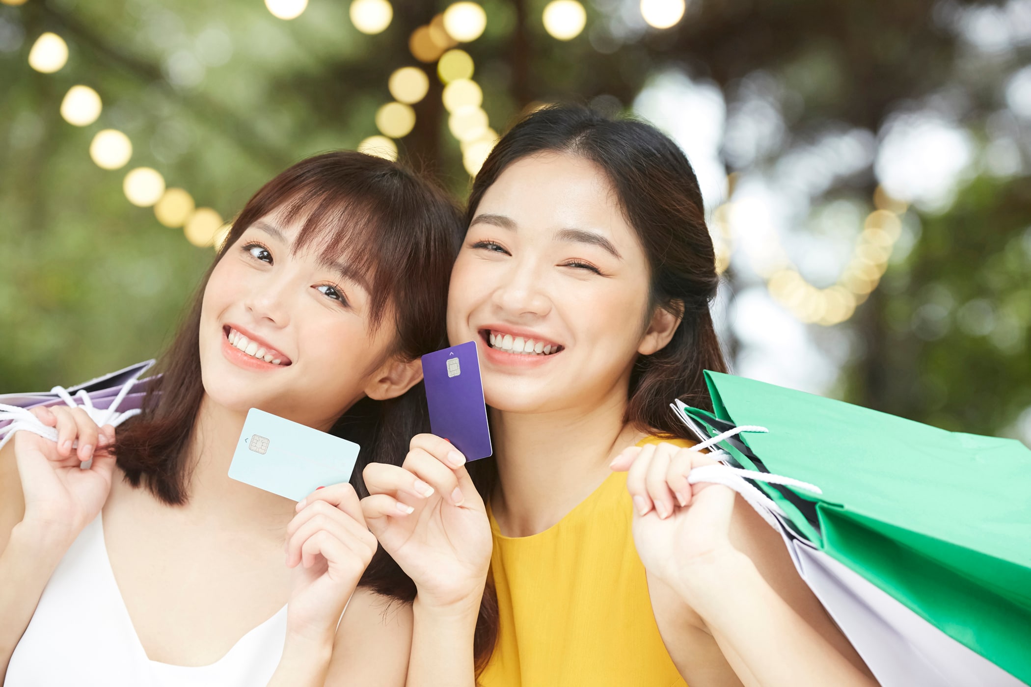 クレジットカードでショッピングをして満足な女性たち