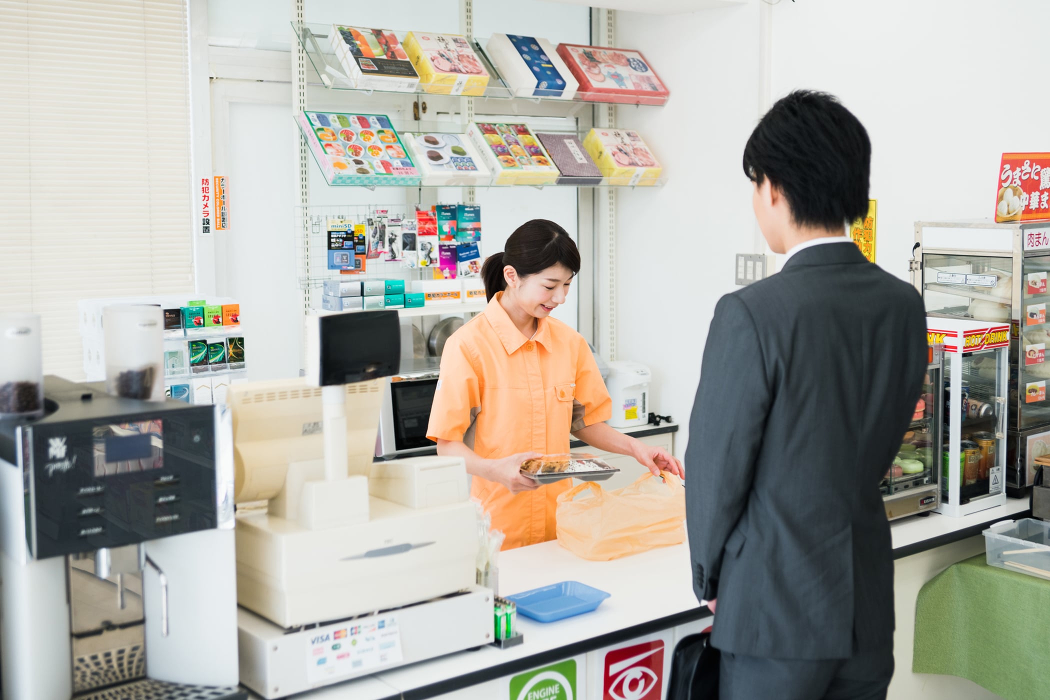 コンビニで発送や受け取りは可能？