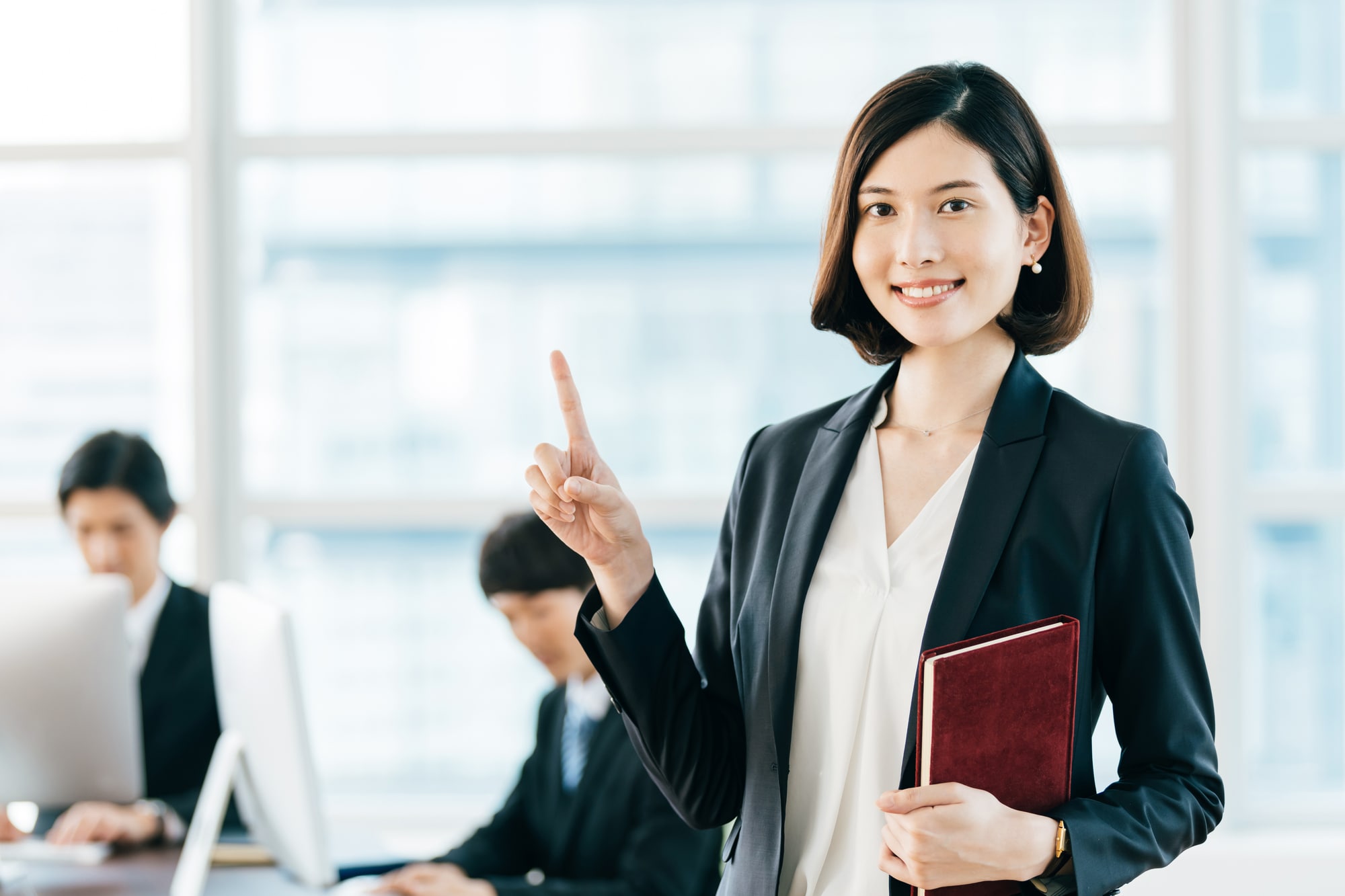 ポイントポーズをするビジネスヒューマン