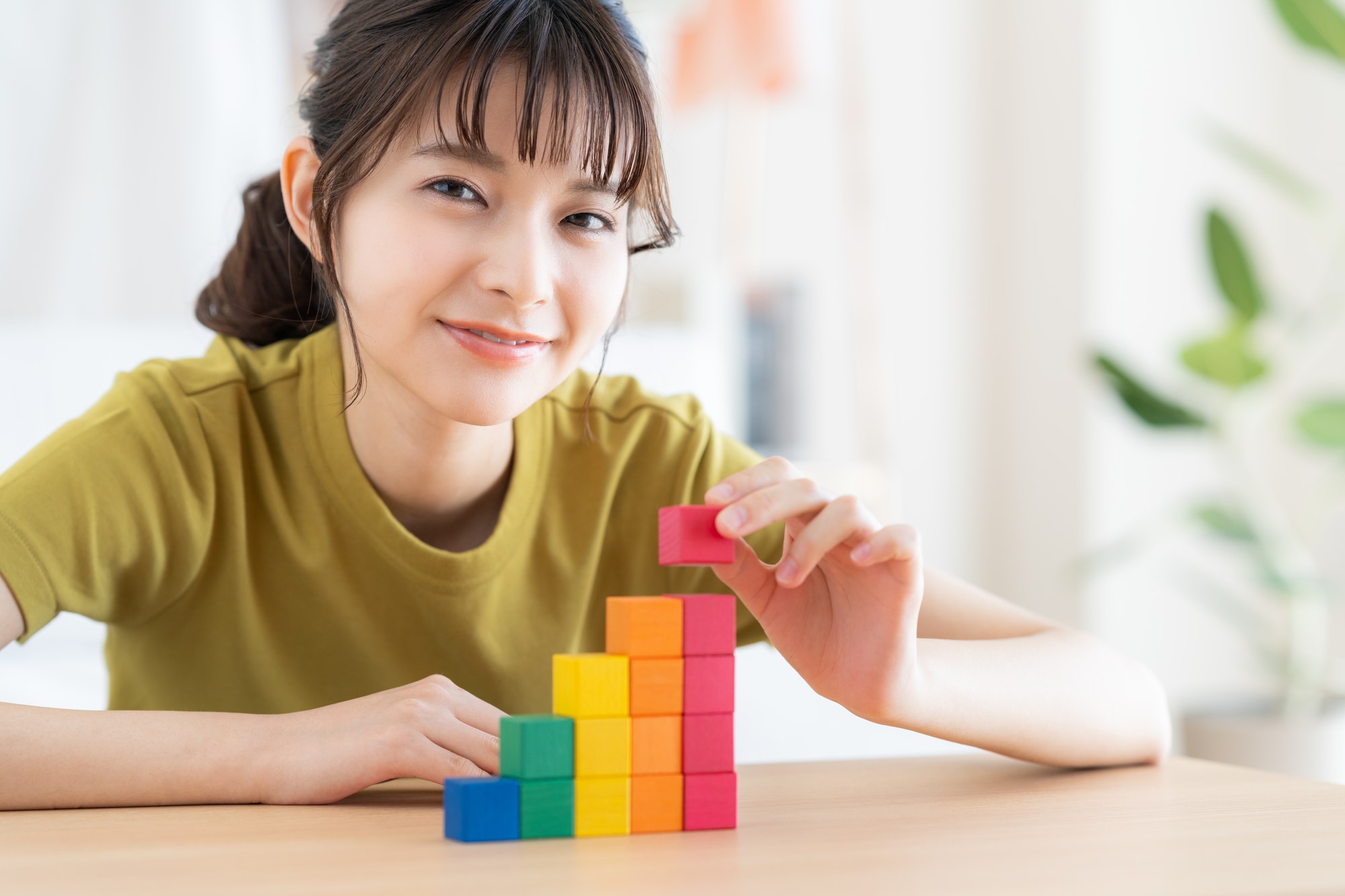 積み木を積んでいる女性