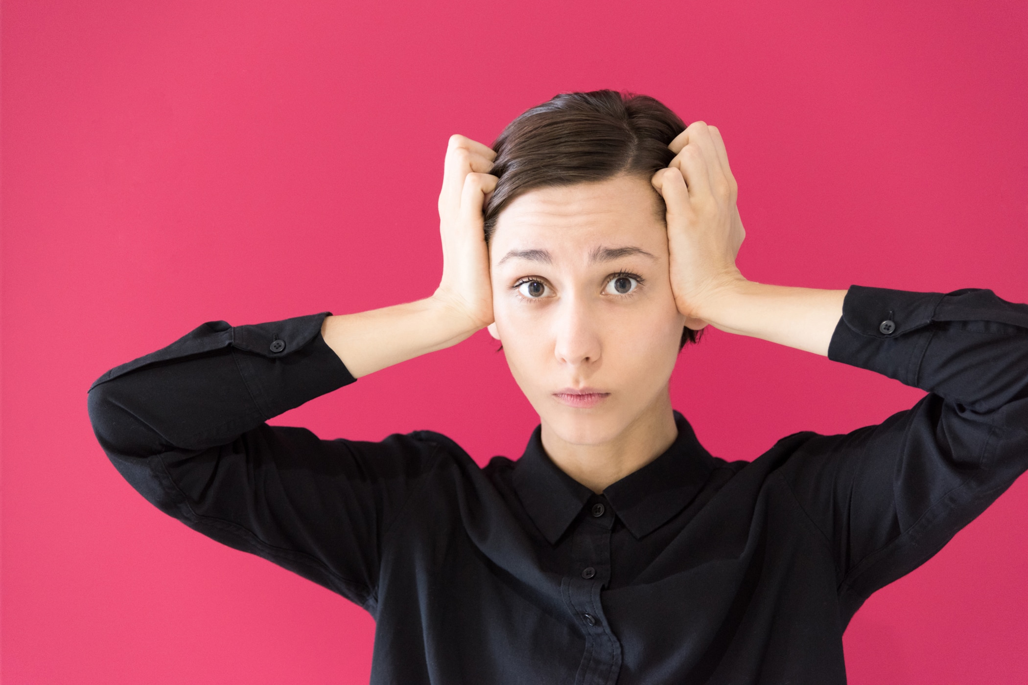 頭を抱える女性