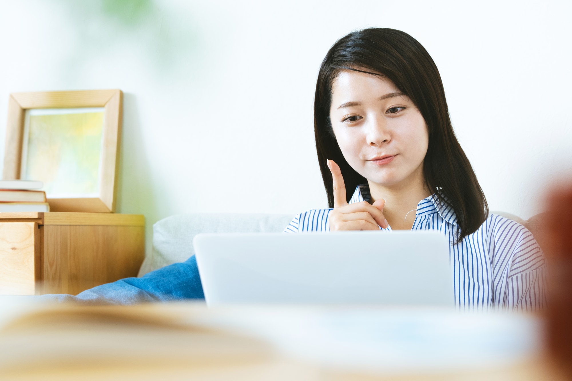 PCを操作して納得する女性