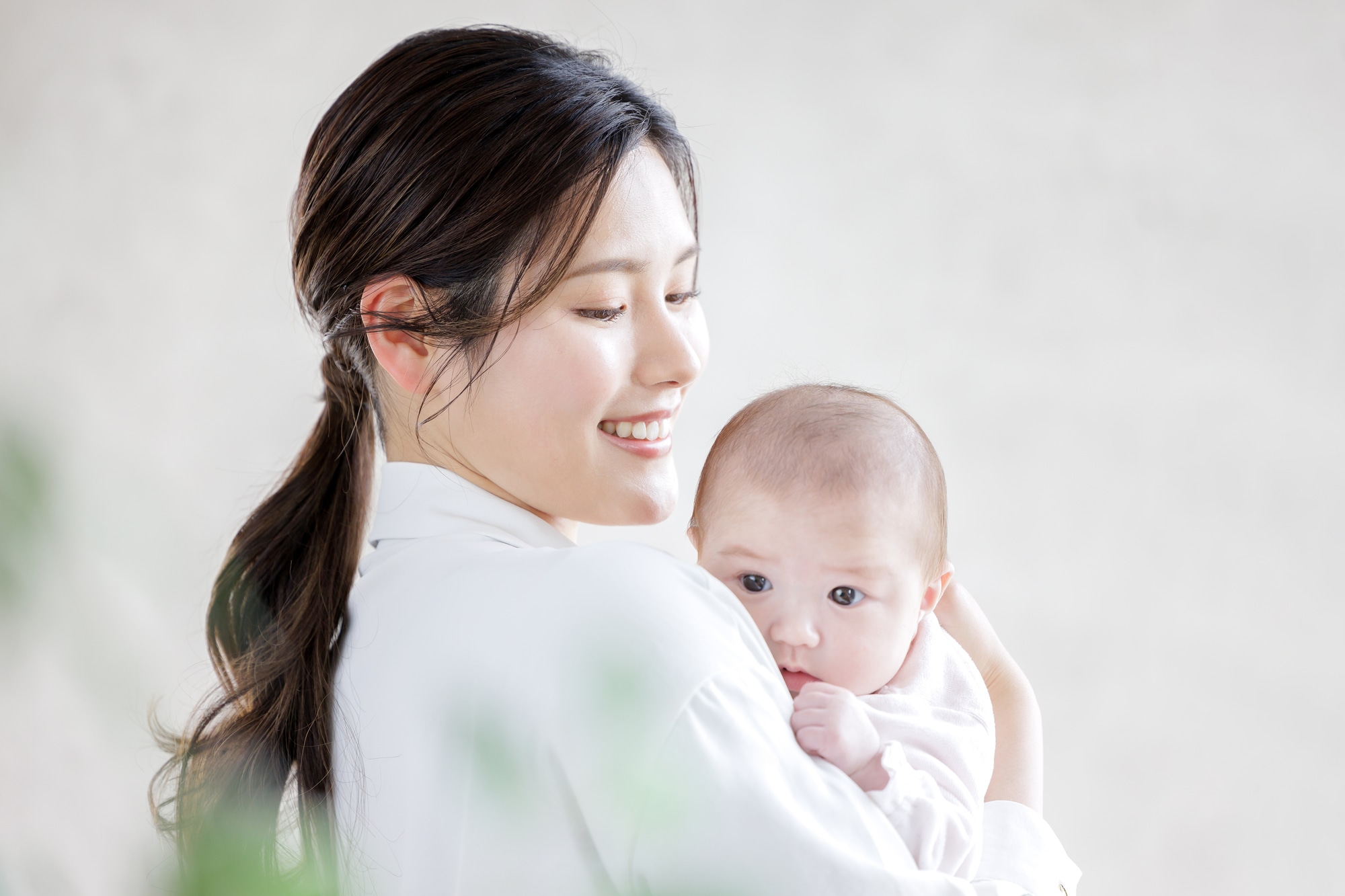 赤ちゃんを抱っこするママ