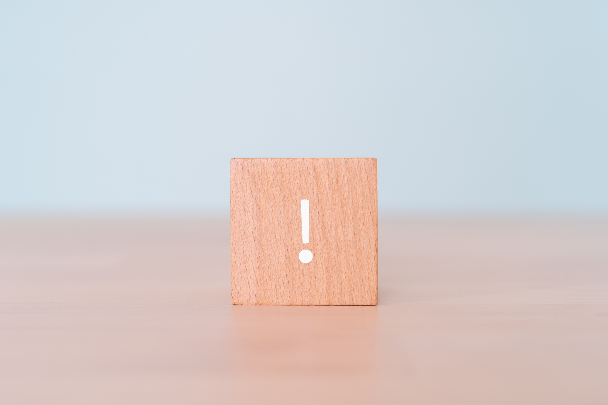 びっくりマークが書かれた積み木