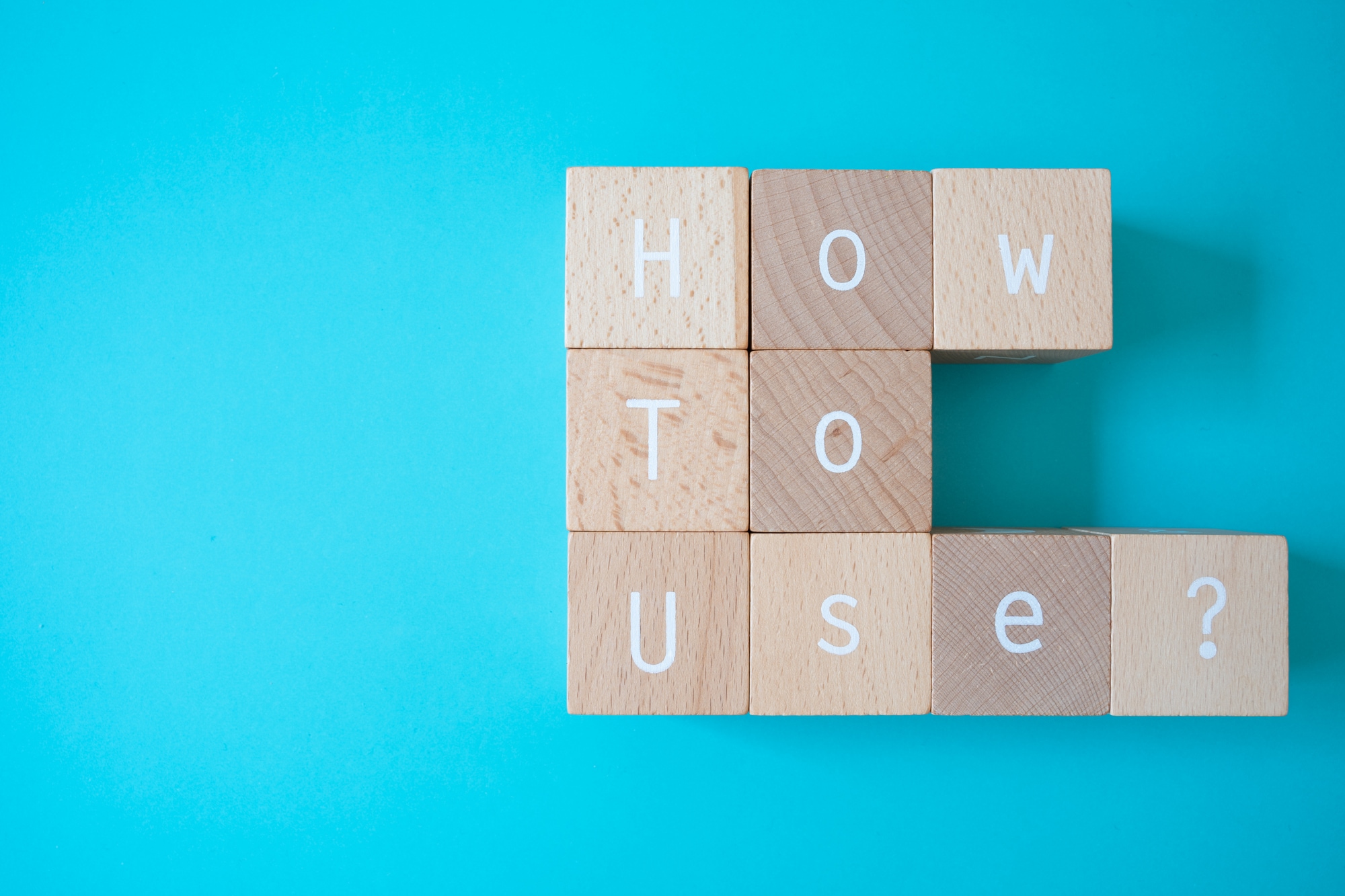 How to Use?と書かれた木製ブロックが並んでいる様子