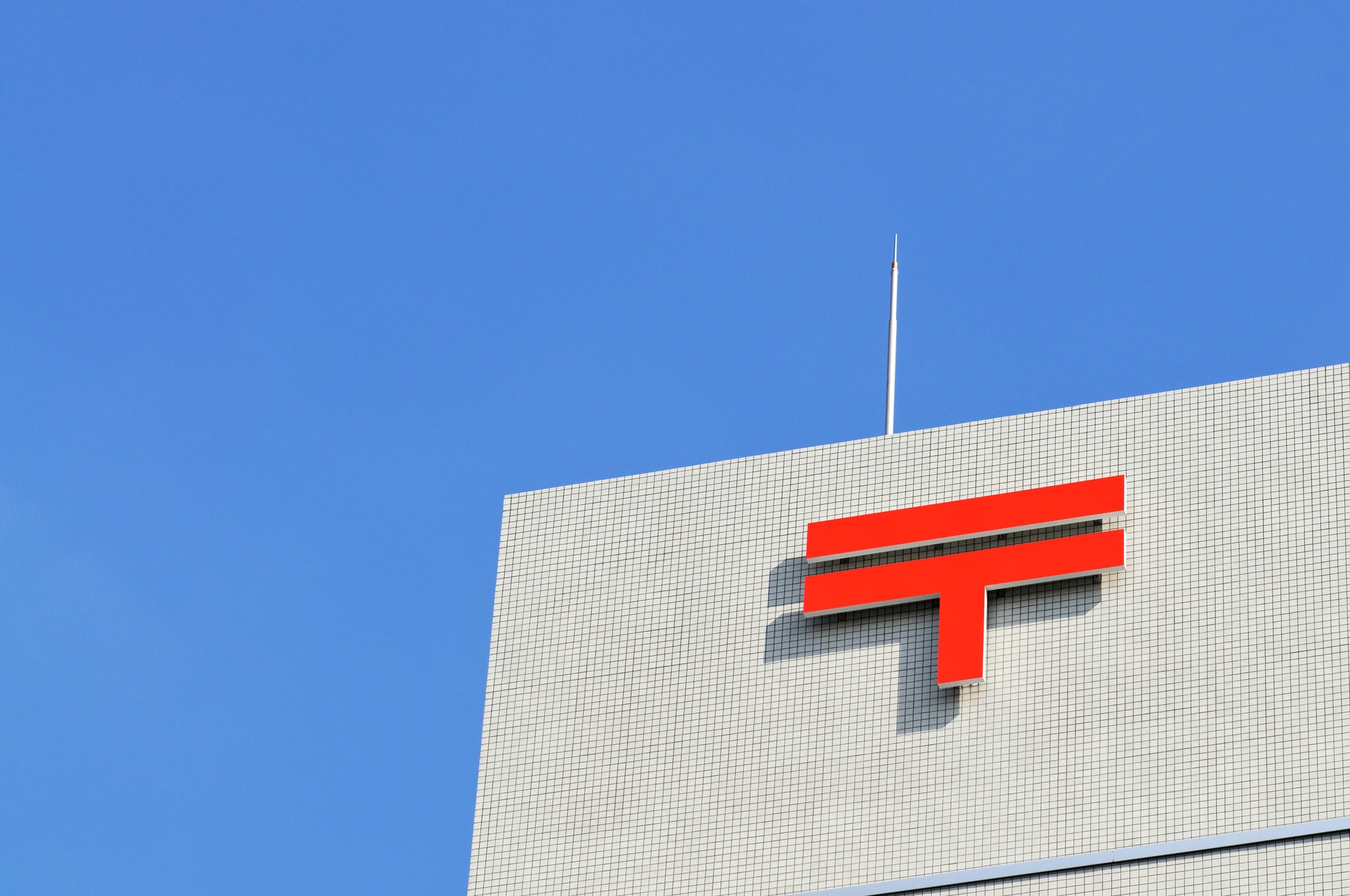 青空と白い郵便局の建物