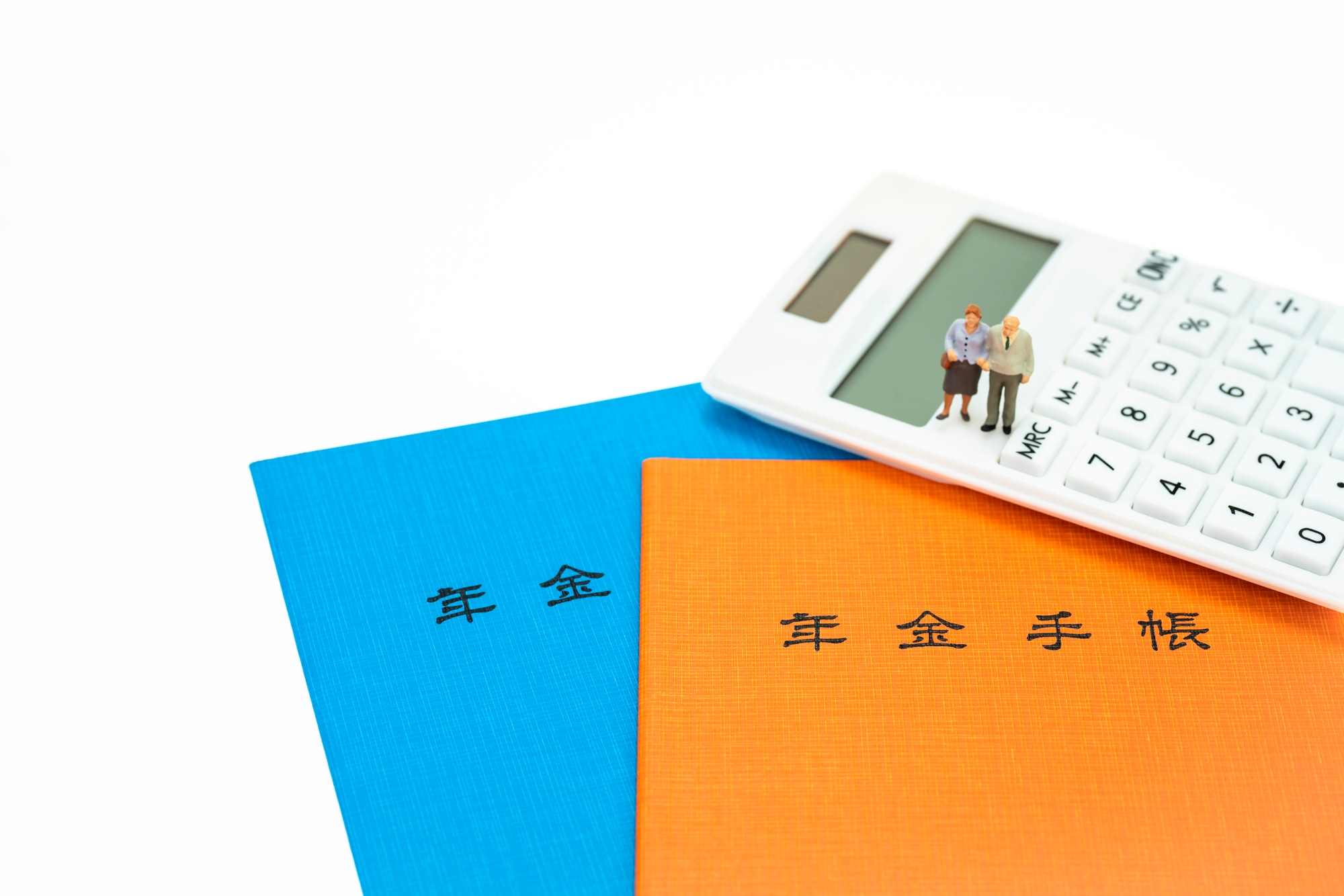 年金手帳と老夫婦