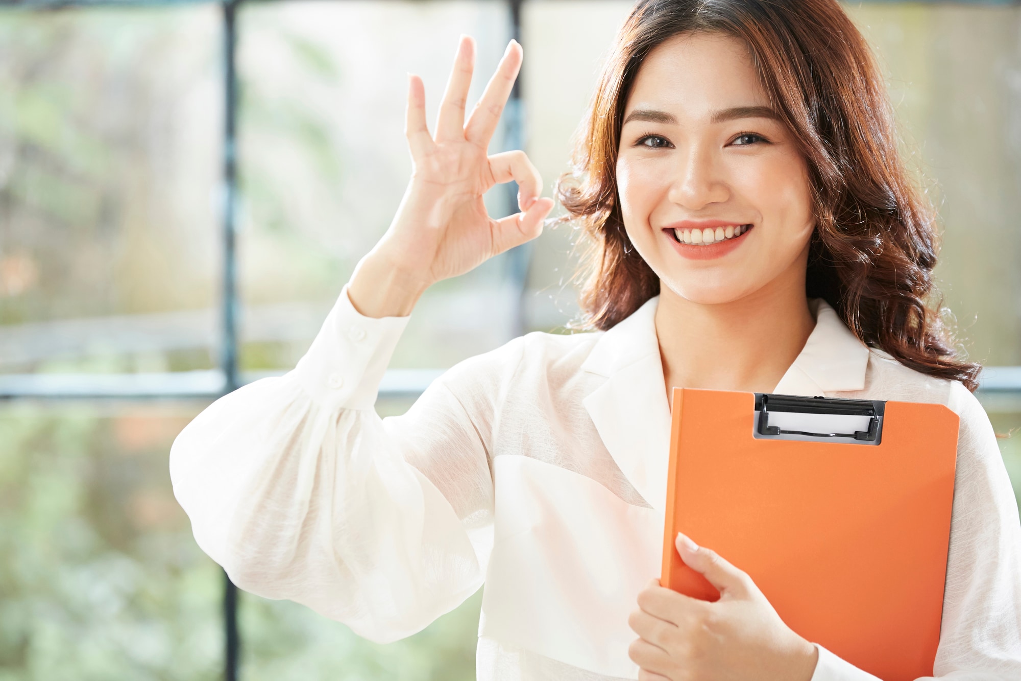 OKサインをする女性