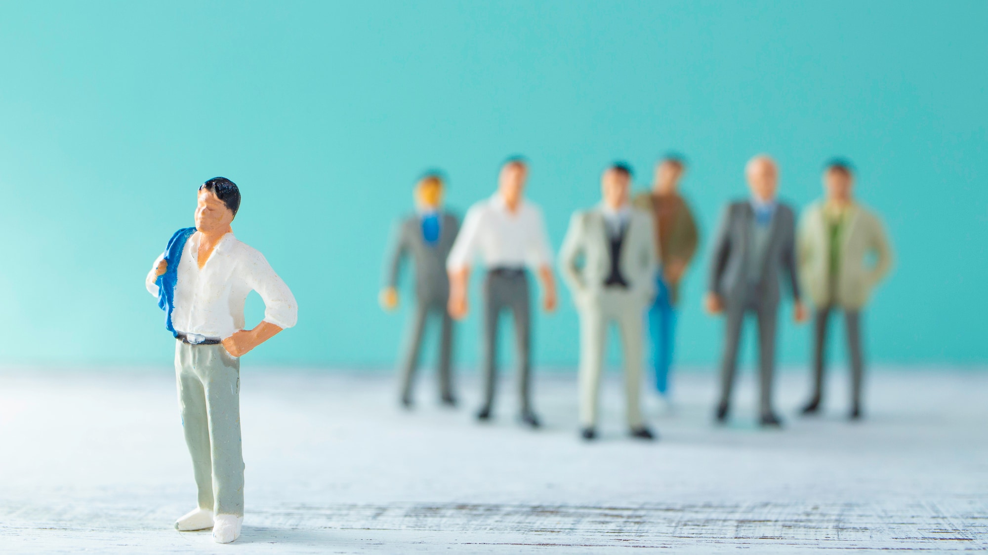 グループから1人だけ距離を置く人のフィギュア