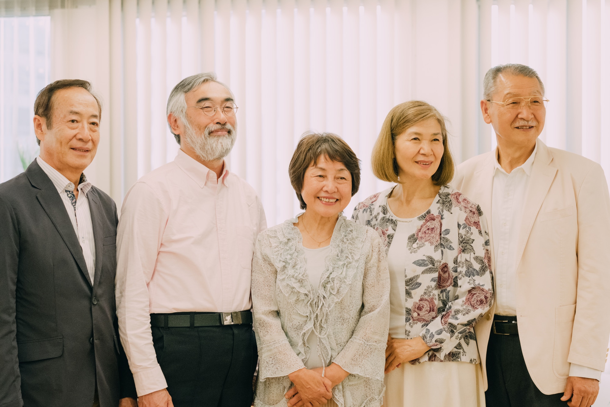 笑顔で並ぶシニア男女5人
