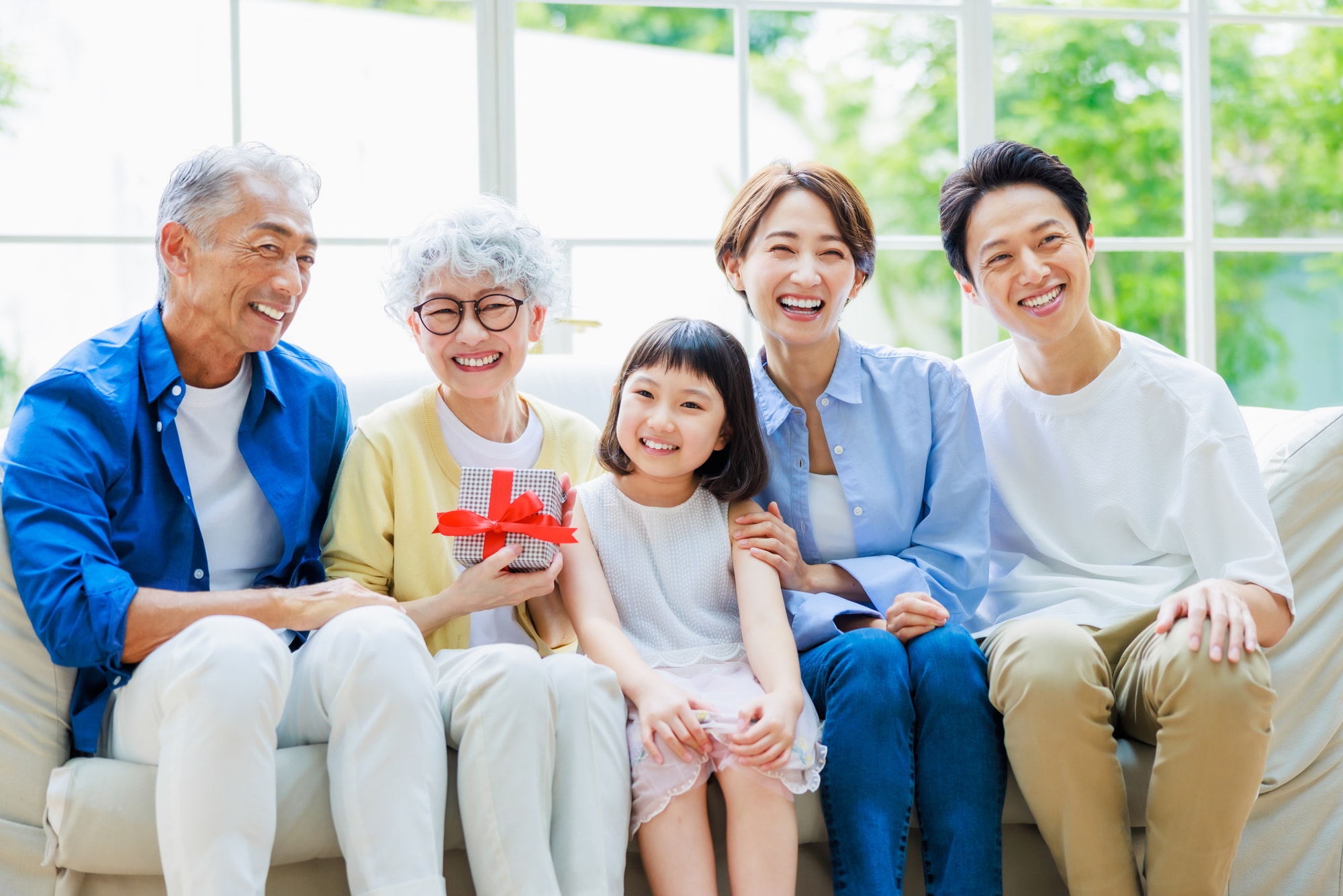 リビングでくつろぐ三世代家族