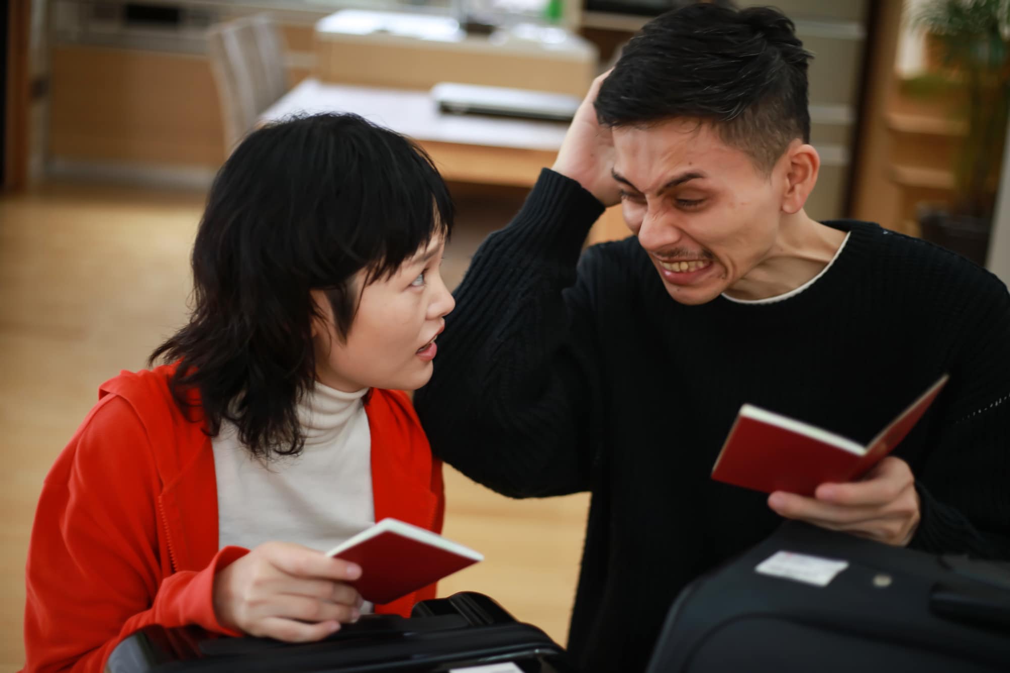 パスポートの有効期限に気付いたカップル