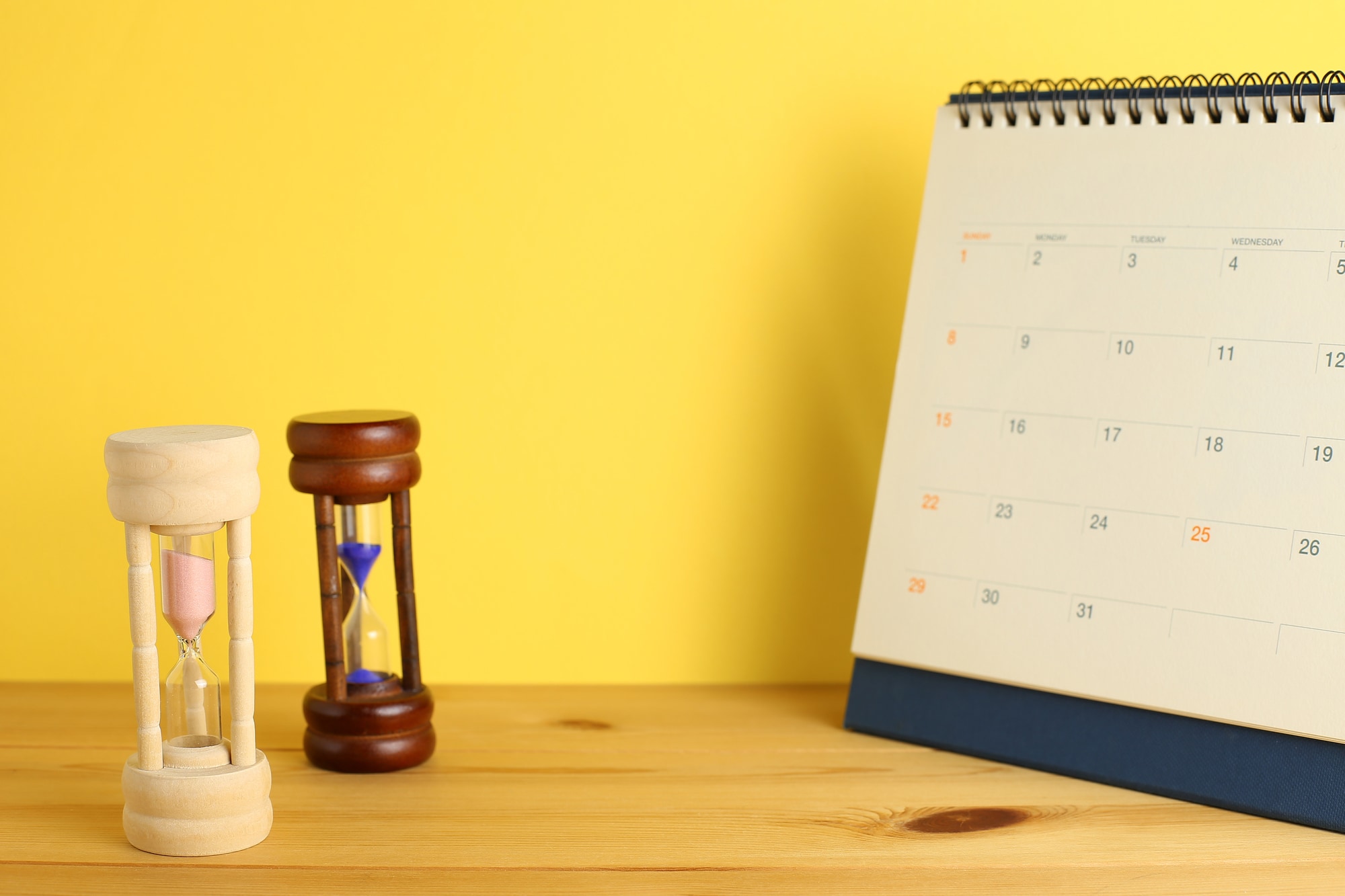 2本の砂時計とカレンダー