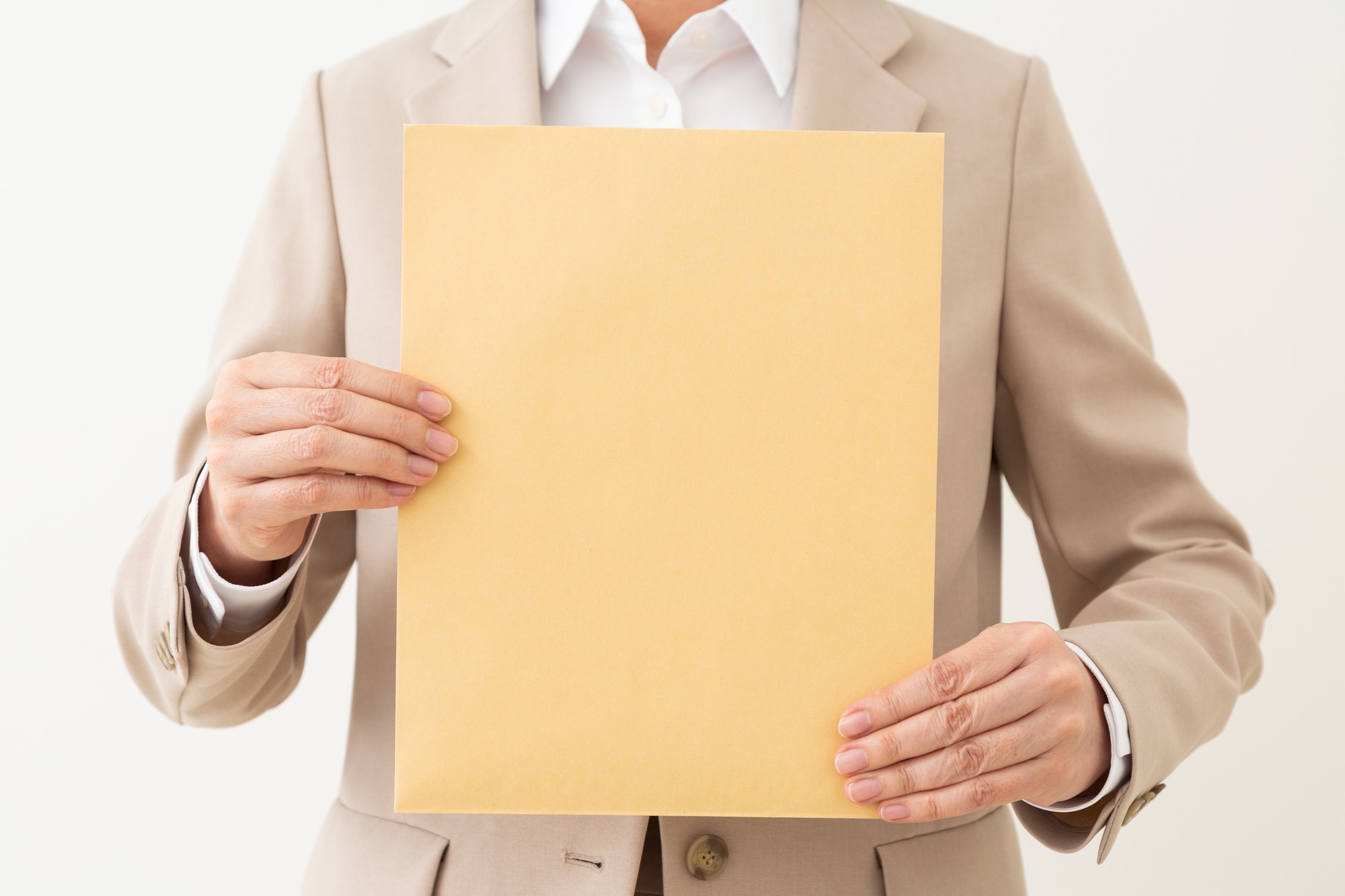 書類の入ったA4封筒を持つビジネスヒューマン