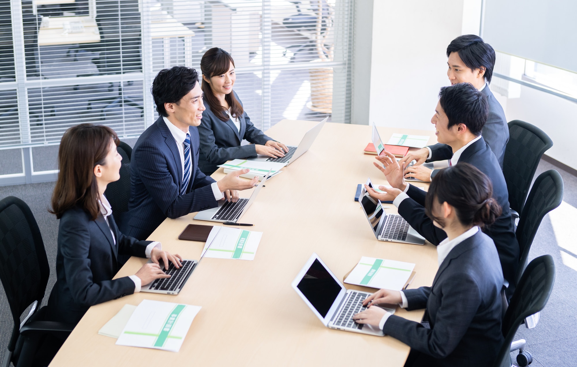 会社で会議をする人たち