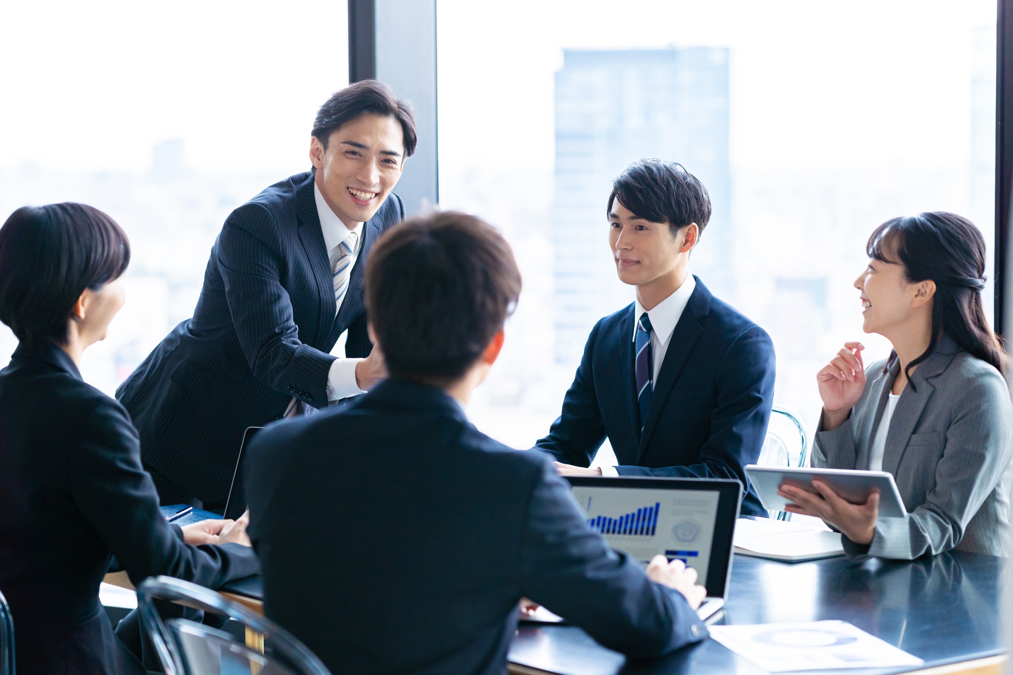 会議で発言をする男性