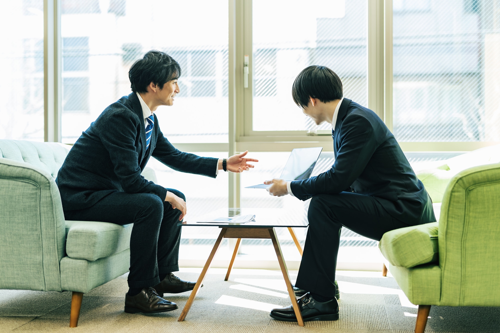 打ち合わせをする2人の男性