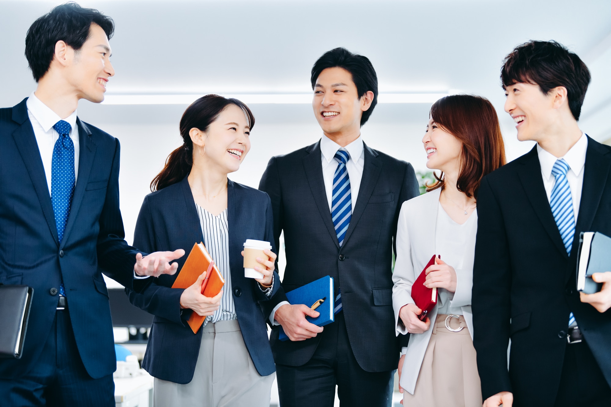 社内で笑顔の社員