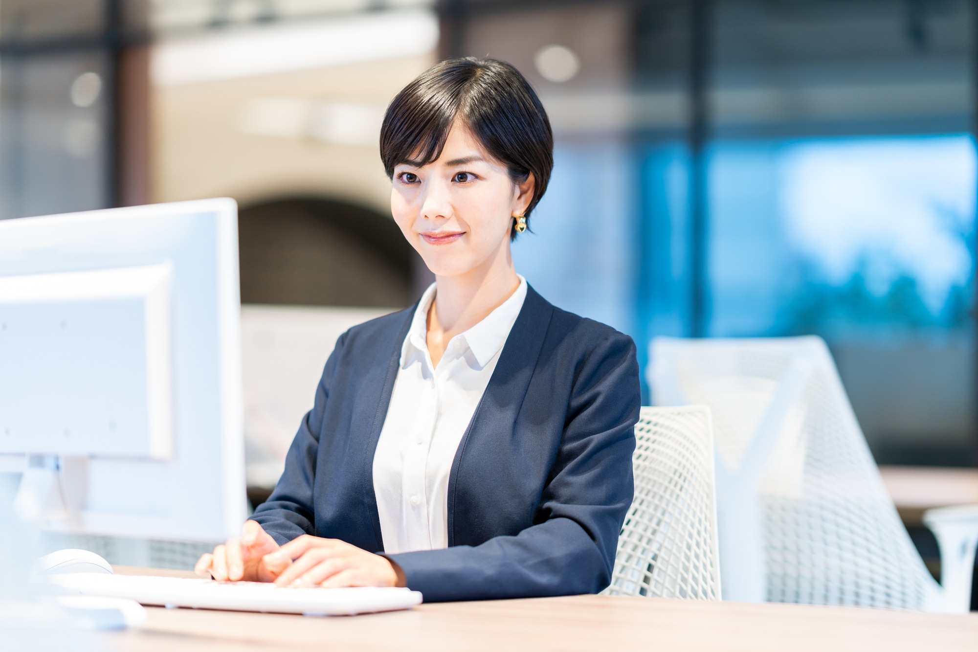 オフィスでパソコン画面を見る女性