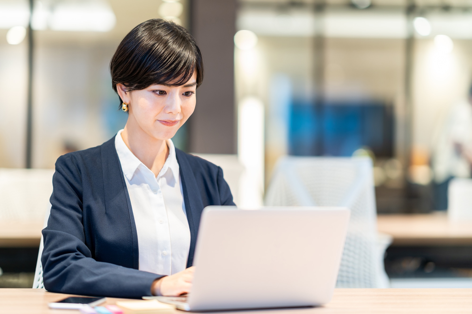 オフィスでパソコンに向かい仕事をする女性