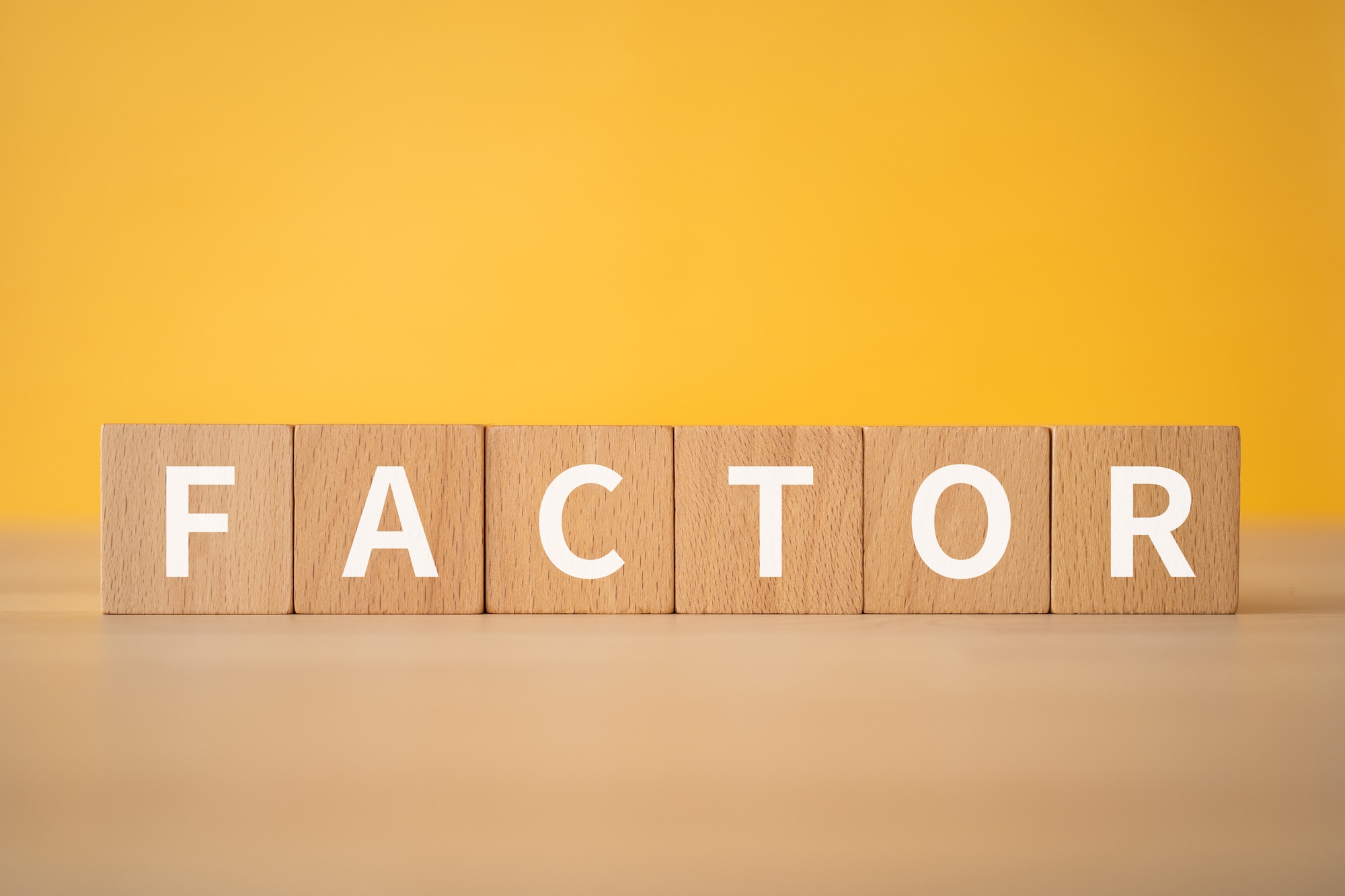 FACTORと書かれた積み木