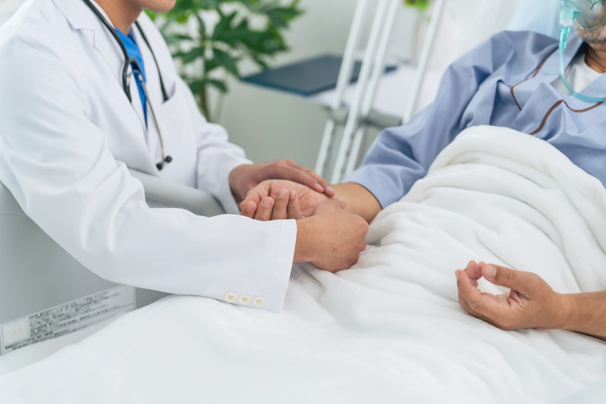 入院している男性と医師