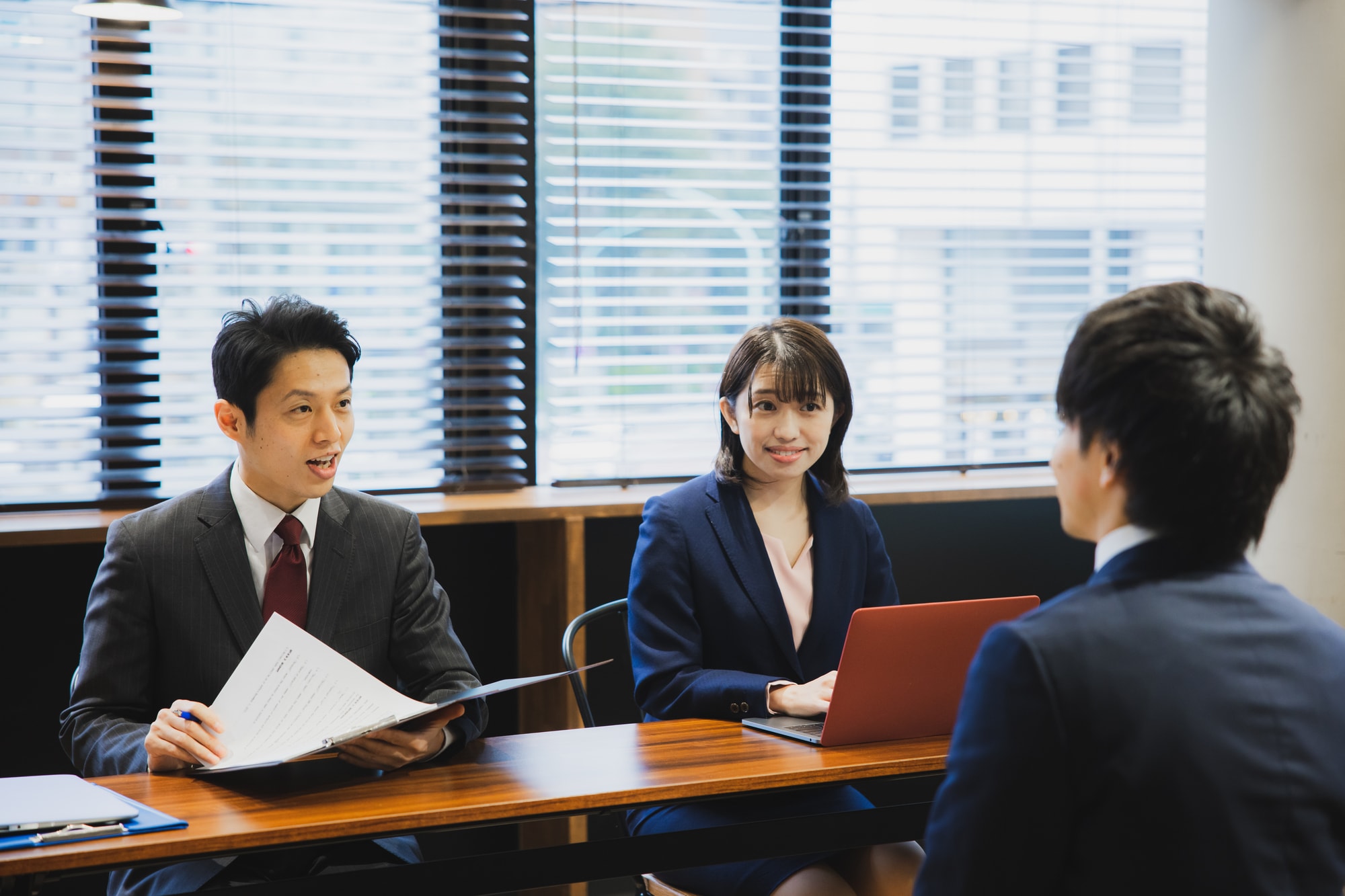 面談をする社員とスーツの男性