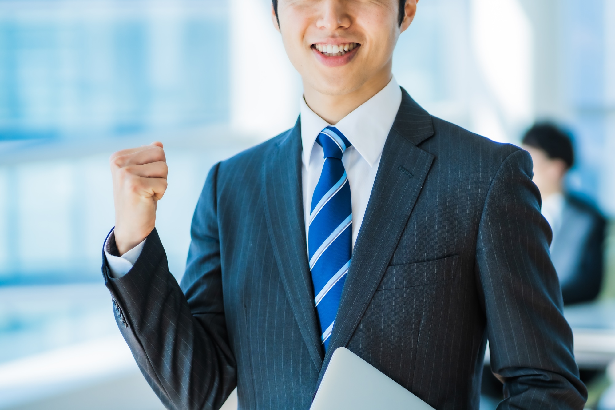 ガッツポーズのビジネスパーソン