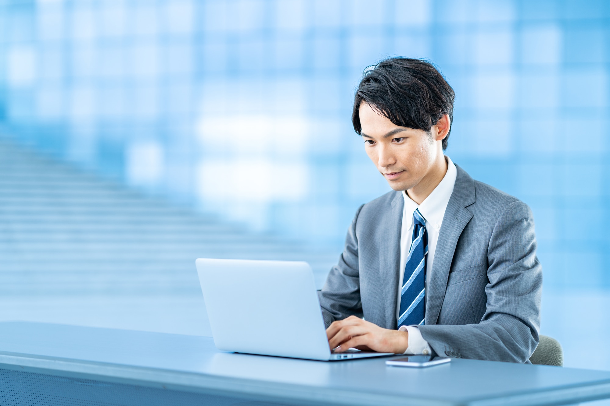 パソコンに向かって仕事をするビジネスパーソン