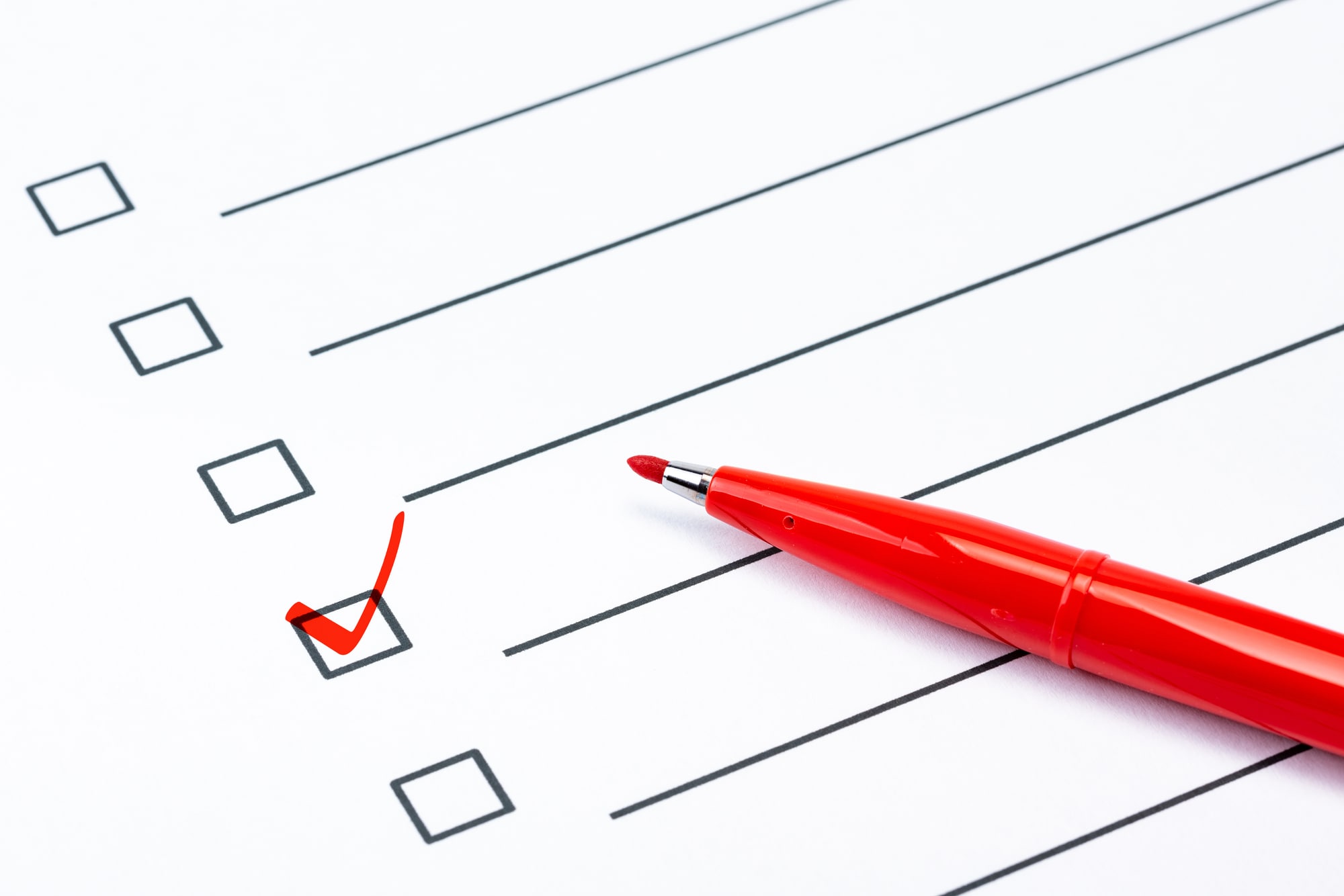 赤ペンで印を付けたチェックリスト