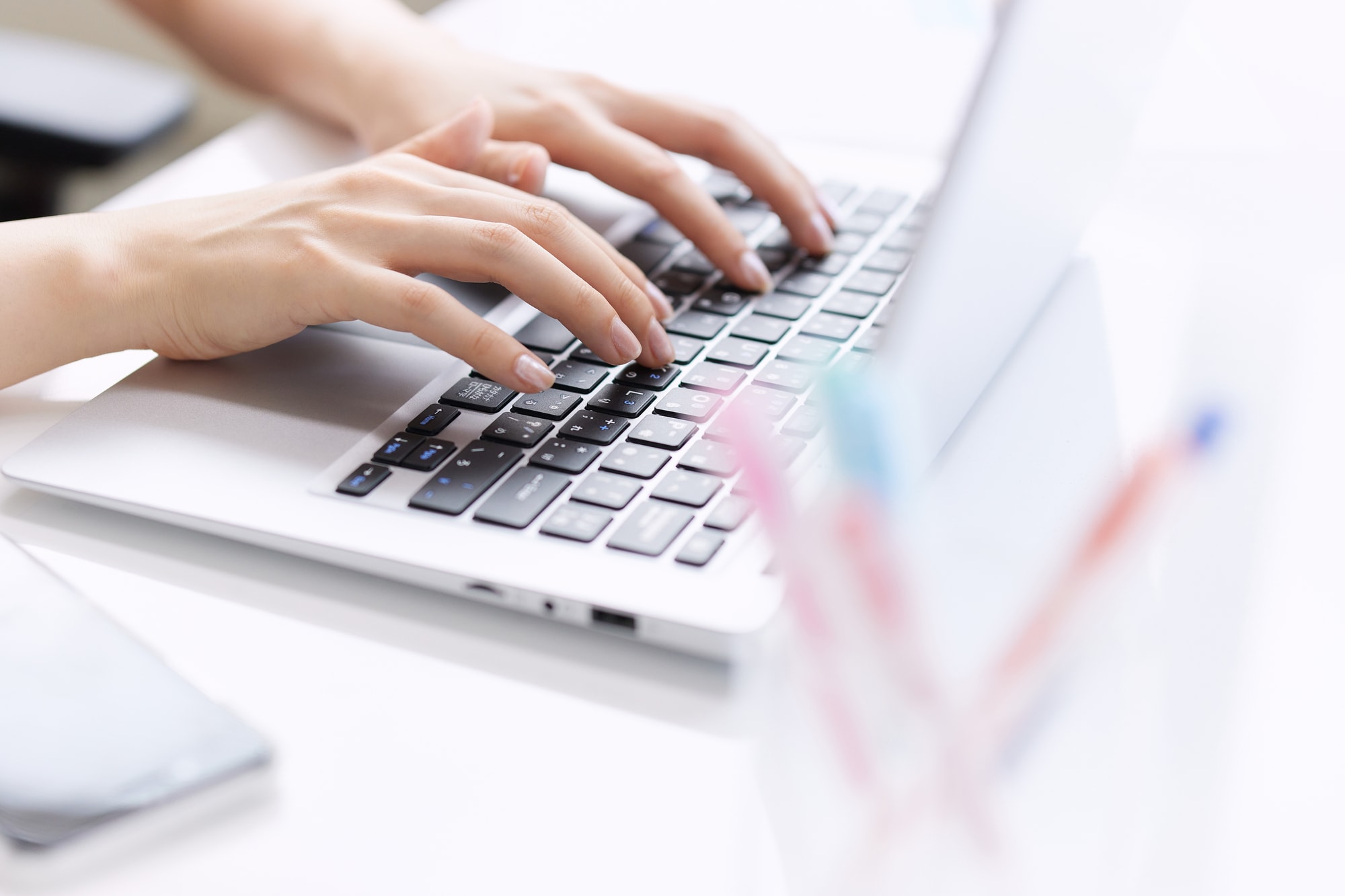 タイピングしている女性の手元