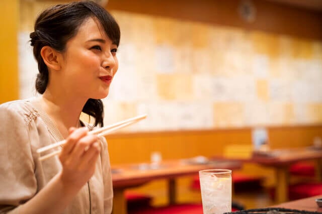 食後の眠気の原因とは